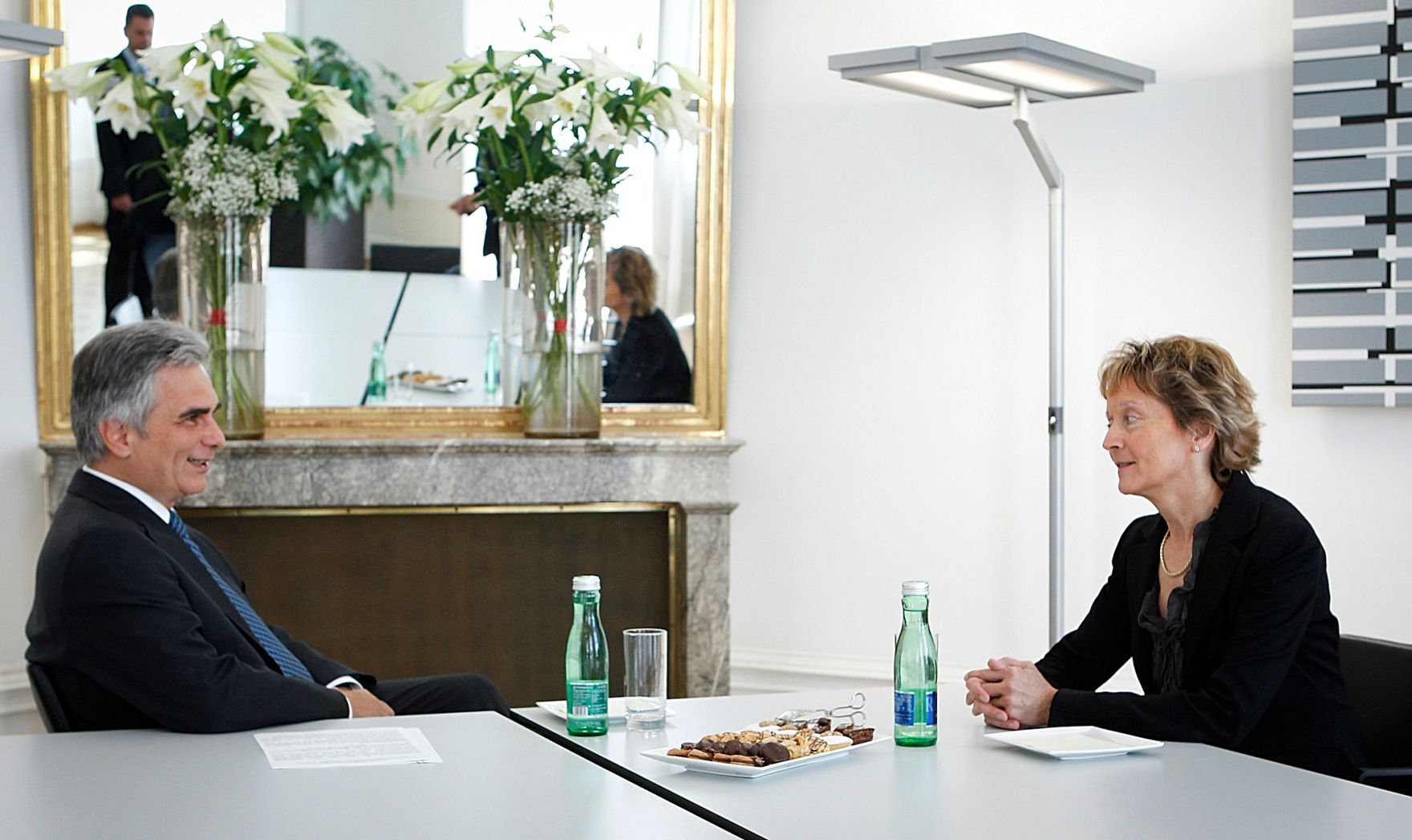 Am 25. Mai 2012 empfing Bundeskanzler Werner Faymann (l.) die Bundespr&auml;sidentin der Schweizerischen Eidgenossenschaft, Eveline Widmer-Schlumpf (r.) zu einem Arbeitsgespr&auml;ch im Bundeskanzleramt.