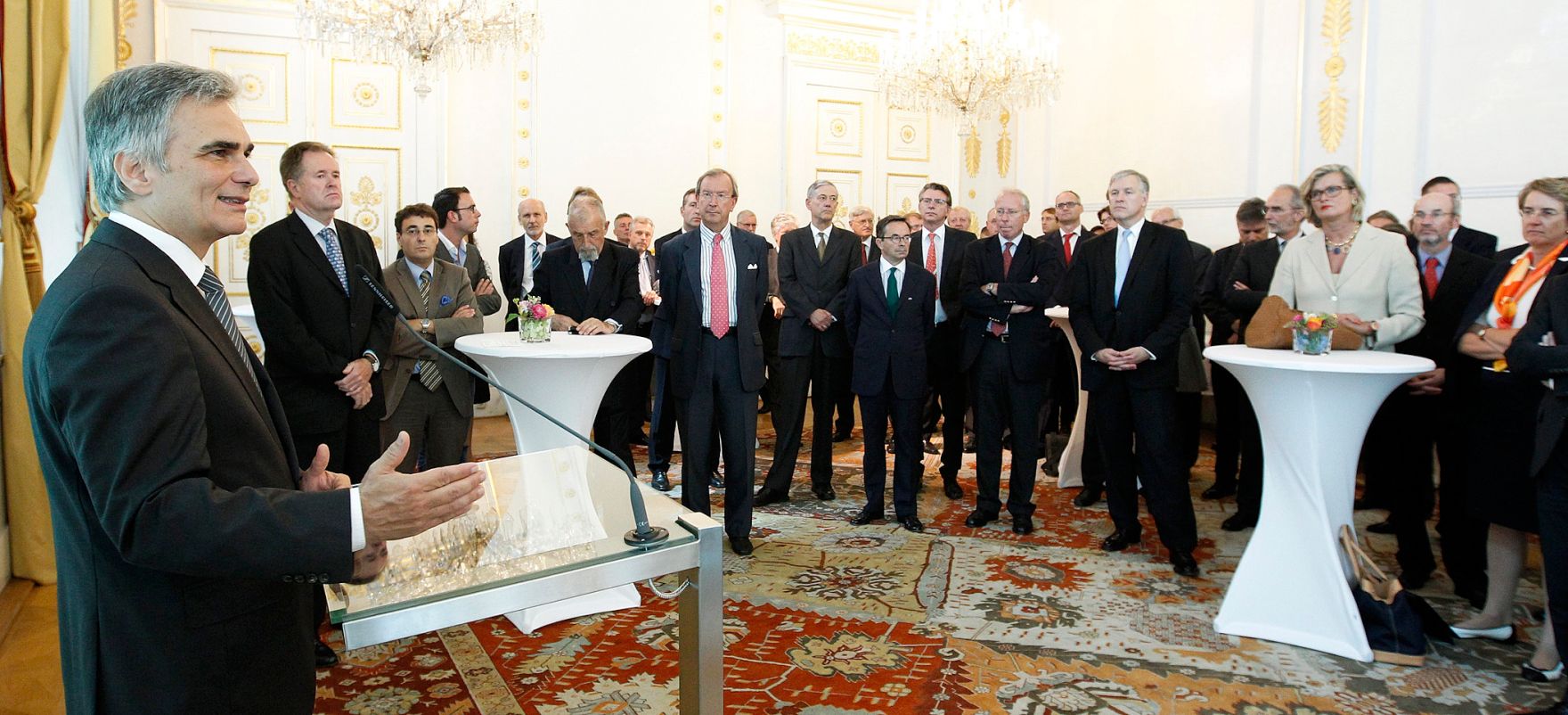 Am 5. September 2012 empfing Bundeskanzler Werner Faymann die Teilnehmerinnen und Teilnehmer der Botschafterkonferenz im Bundeskanzleramt.