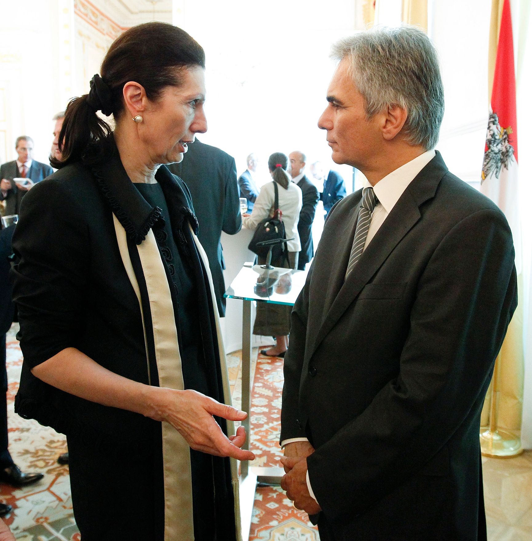 Am 5. September 2012 empfing der Bundeskanzler die Teilnehmerinnen und Teilnehmer der Botschafterkonferenz im Bundeskanzleramt. Im Bild Bundeskanzler Werner Faymann (r.) mit Botschafterin Margot Klestil-L&ouml;ffler (l.).