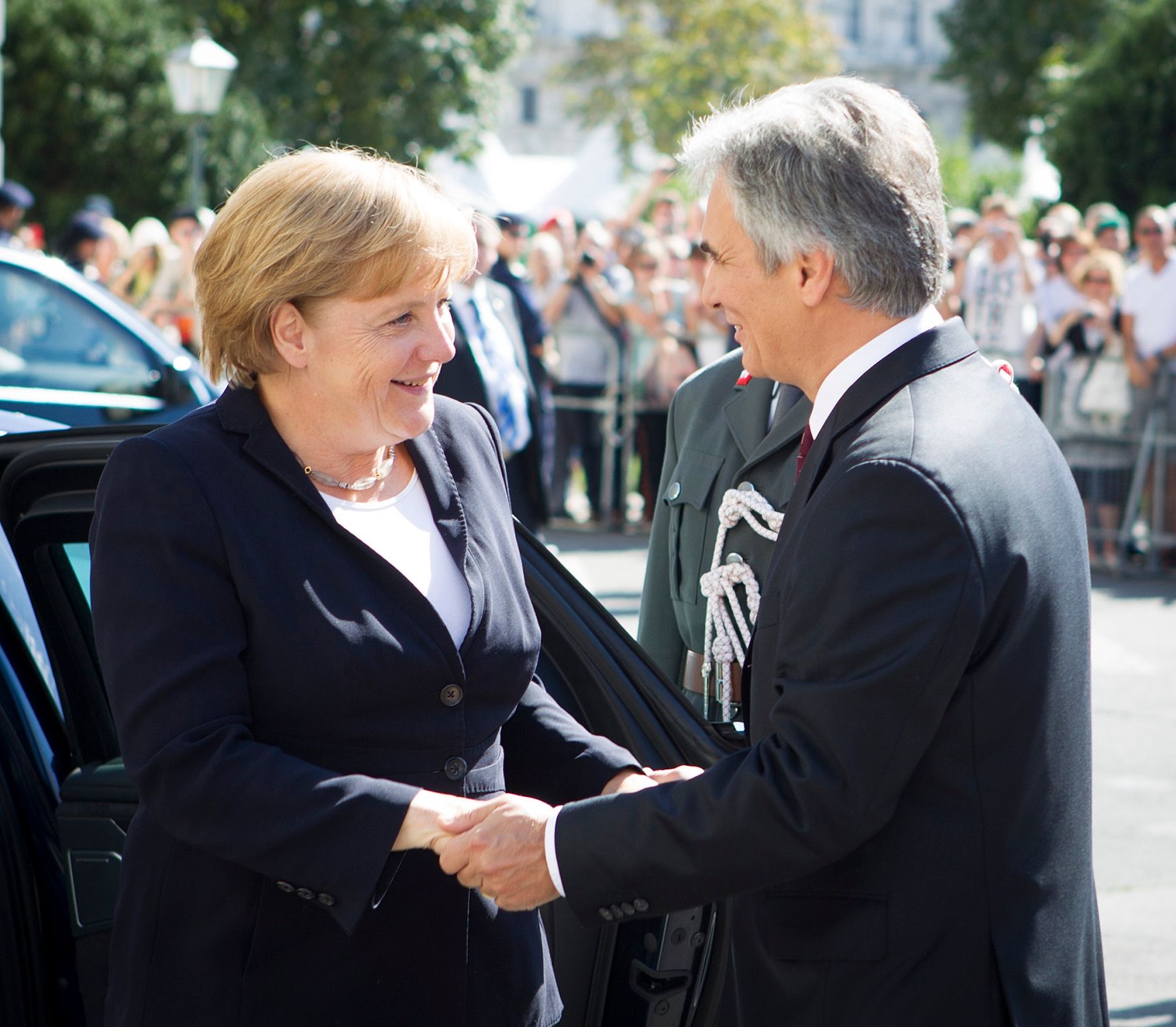 Offizieller Besuch der Bundeskanzlerin der Bundesrepublik Deutschland am 7. September 2012 in &Ouml;sterreich. Im Bild Bundeskanzler Werner Faymann (r.) mit Bundeskanzlerin Angela Merkel (l.) beim Empfang mit milit&auml;rischen Ehren am Ballhausplatz.
