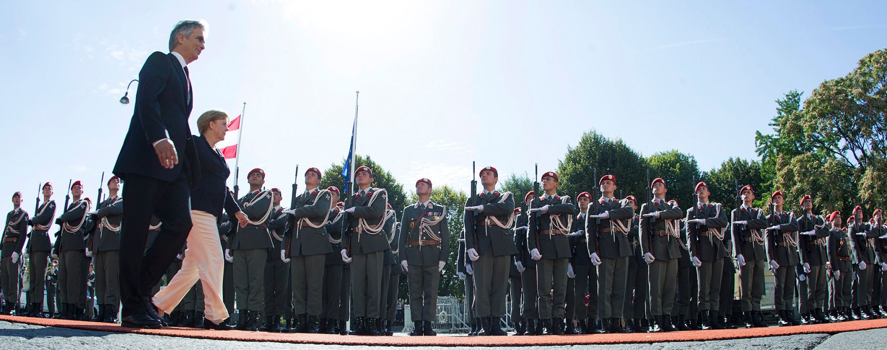 Offizieller Besuch der Bundeskanzlerin der Bundesrepublik Deutschland am 7. September 2012 in &Ouml;sterreich. Im Bild Bundeskanzler Werner Faymann (l.) mit Bundeskanzlerin Angela Merkel (r.) beim Empfang mit milit&auml;rischen Ehren am Ballhausplatz.