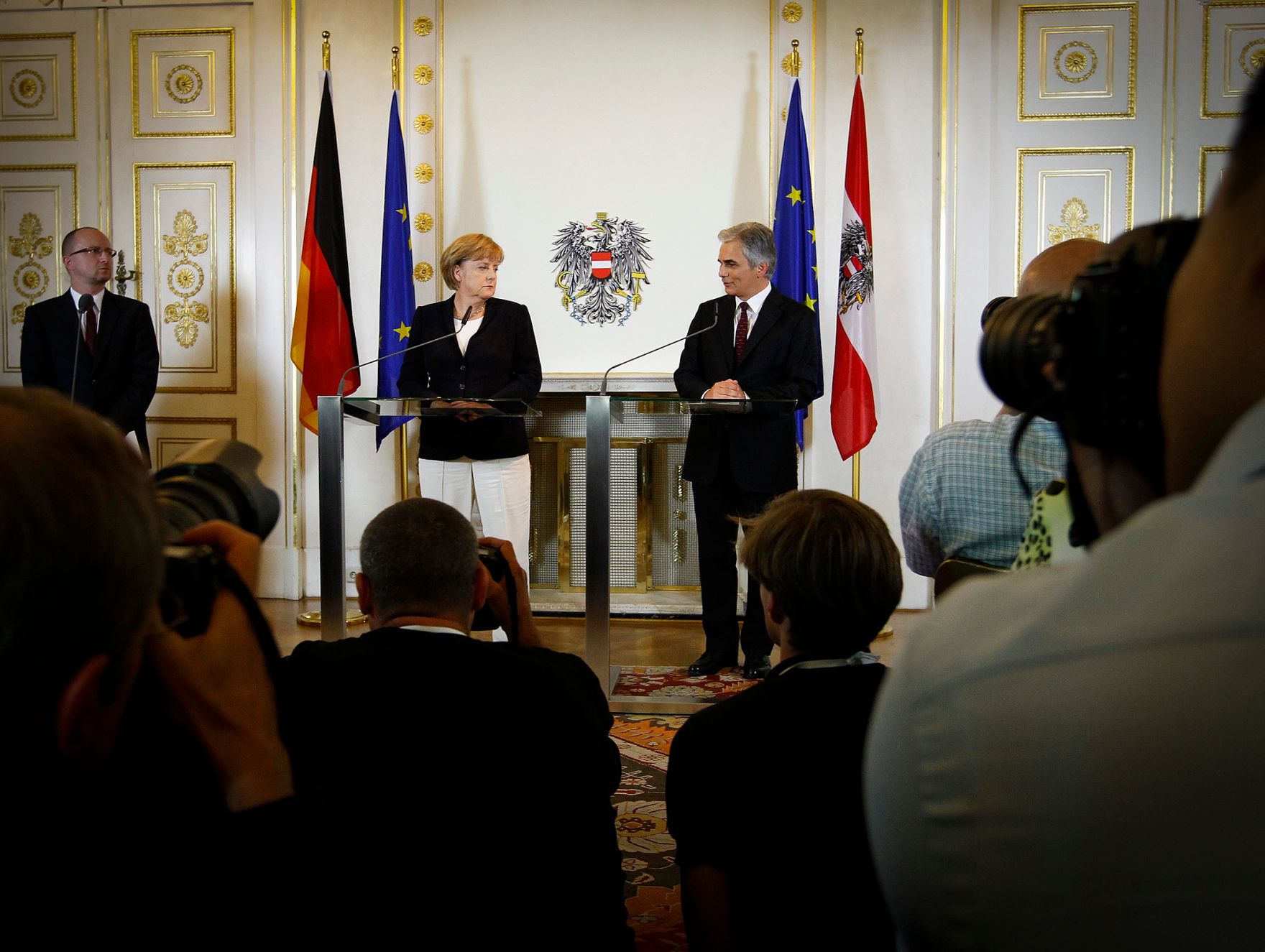 Offizieller Besuch der Bundeskanzlerin der Bundesrepublik Deutschland am 7. September 2012 in &Ouml;sterreich. Im Bild Bundeskanzler Werner Faymann (r.) mit Bundeskanzlerin Angela Merkel (l.) bei der gemeinsamen Pressekonferenz im Bundeskanzleramt.