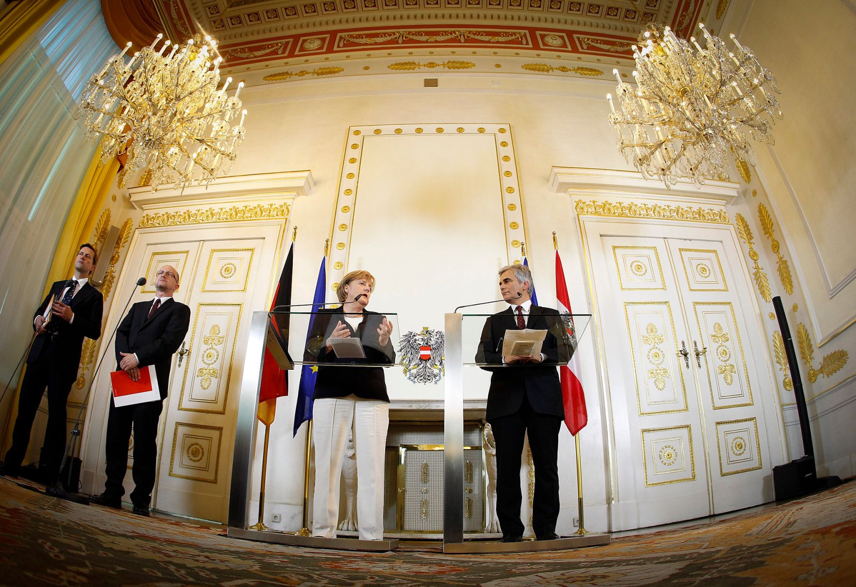 Offizieller Besuch der Bundeskanzlerin der Bundesrepublik Deutschland am 7. September 2012 in &Ouml;sterreich. Im Bild Bundeskanzler Werner Faymann (r.) mit Bundeskanzlerin Angela Merkel (l.) bei der gemeinsamen Pressekonferenz im Bundeskanzleramt.
