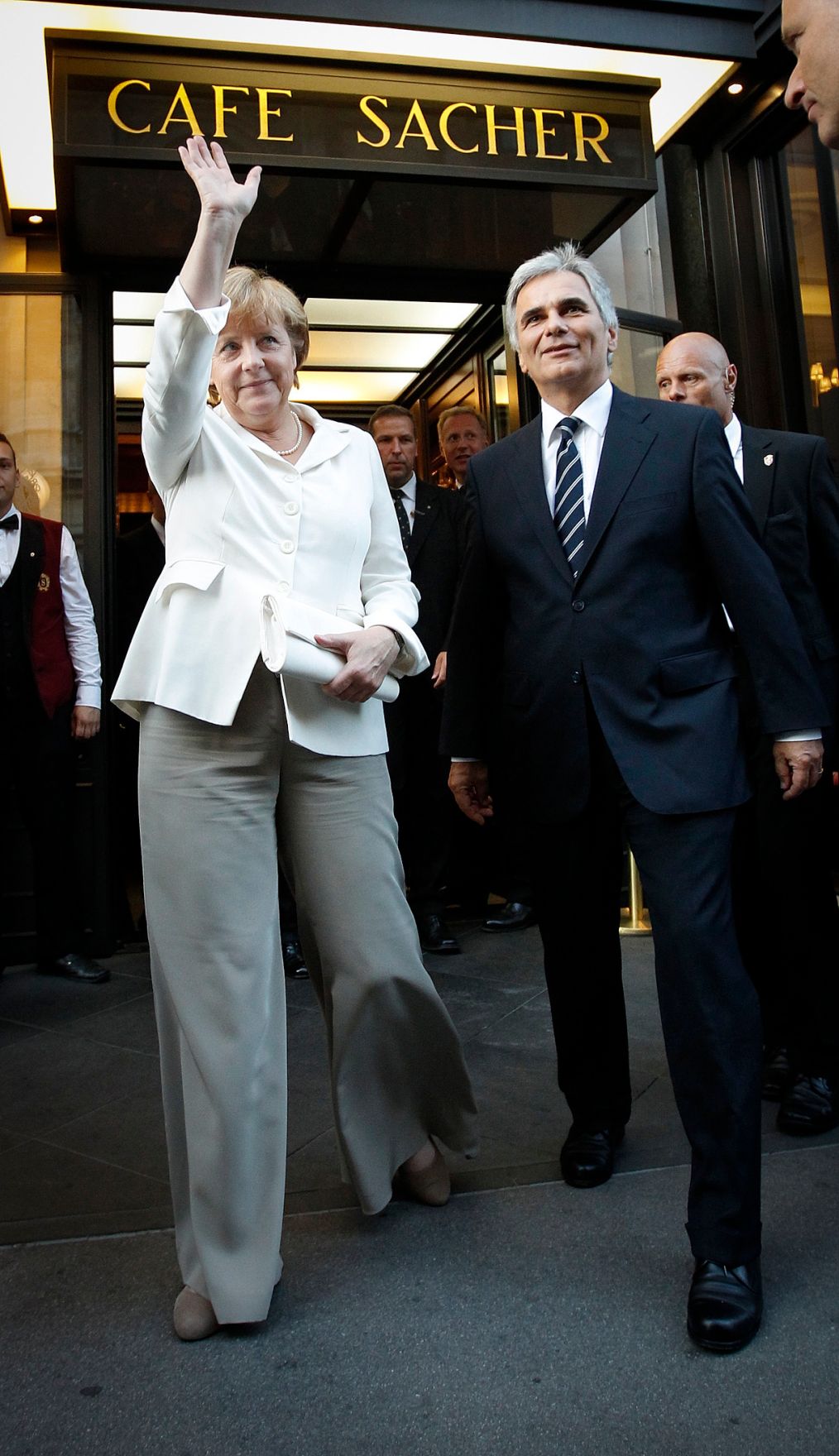 Offizieller Besuch der Bundeskanzlerin der Bundesrepublik Deutschland am 7. September 2012 in &Ouml;sterreich. Im Bild Bundeskanzler Werner Faymann (r.) mit Bundeskanzlerin Angela Merkel (l.) auf dem Weg in die Wiener Staatsoper.