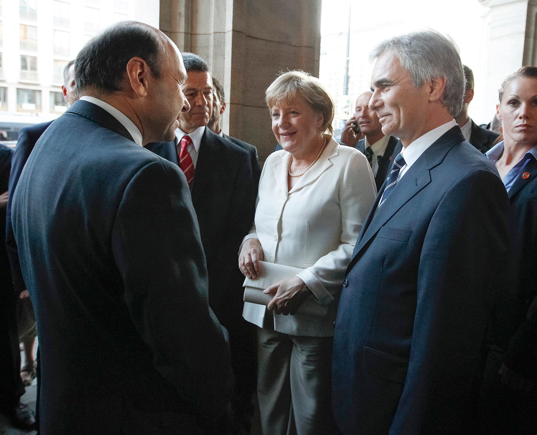 Offizieller Besuch der Bundeskanzlerin der Bundesrepublik Deutschland am 7. September 2012 in &Ouml;sterreich. Im Bild (v.r.n.l.) Bundeskanzler Werner Faymann, Bundeskanzlerin Angela Merkel mit Gatten Joachim Sauer bei der Begr&uuml;&szlig;ung durch Staatsoperndirektor Dominique Meyer in der Wiener Staatsoper.