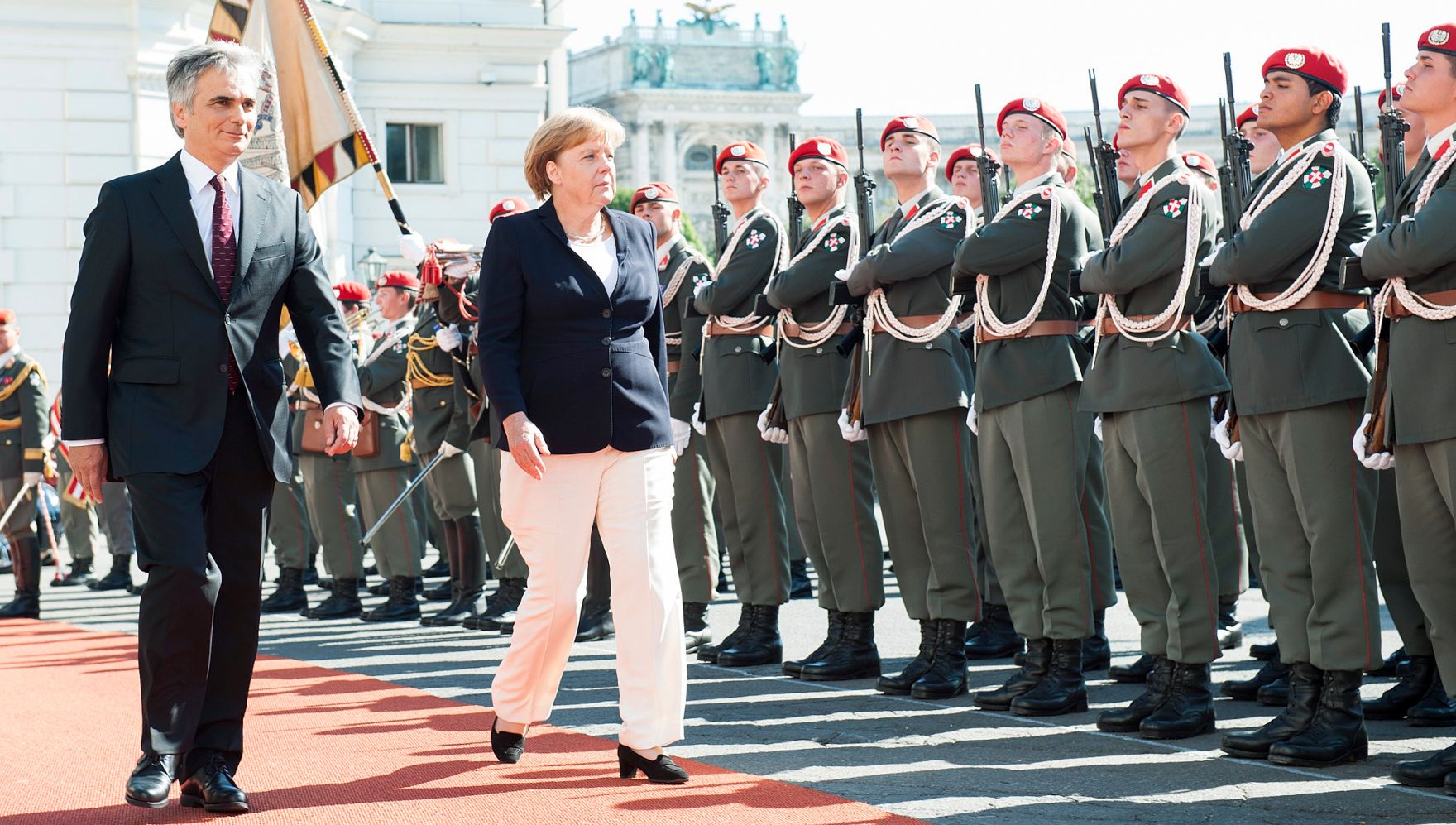 Offizieller Besuch der Bundeskanzlerin der Bundesrepublik Deutschland am 7. September 2012 in &Ouml;sterreich. Im Bild Bundeskanzler Werner Faymann (l.) mit Bundeskanzlerin Angela Merkel (r.) beim Empfang mit milit&auml;rischen Ehren am Ballhausplatz.