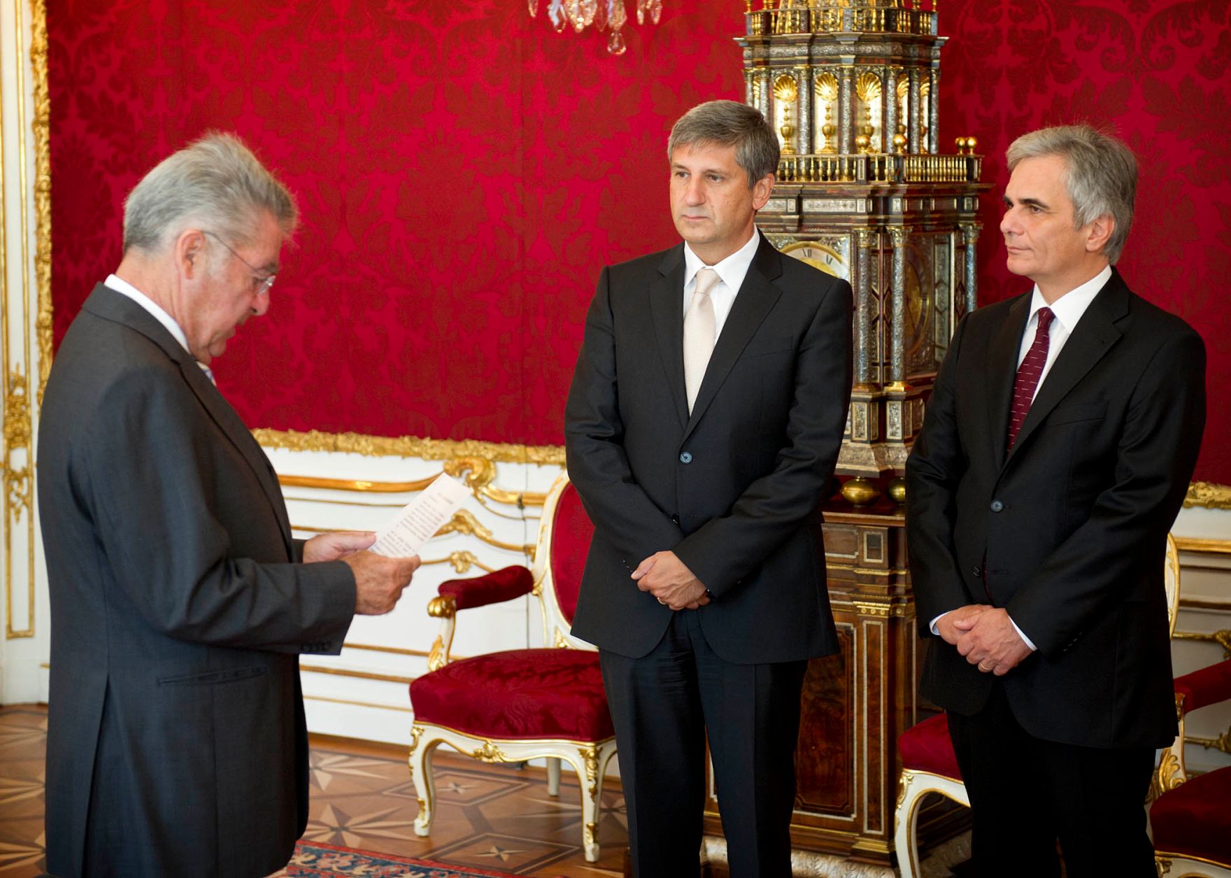 Am 11. September 2012 wurde Reinhold Lopatka vom Bundespr&auml;sidenten als Staatssekret&auml;r im Bundesministerium f&uuml;r europ&auml;ische und internationale Angelegenheiten angelobt. Im Bild (v.l.n.r.) Bundespr&auml;sident Heinz Fischer, Au&szlig;enminister und Vizekanzler Michael Spindelegger und Bundeskanzler Werner Faymann.
