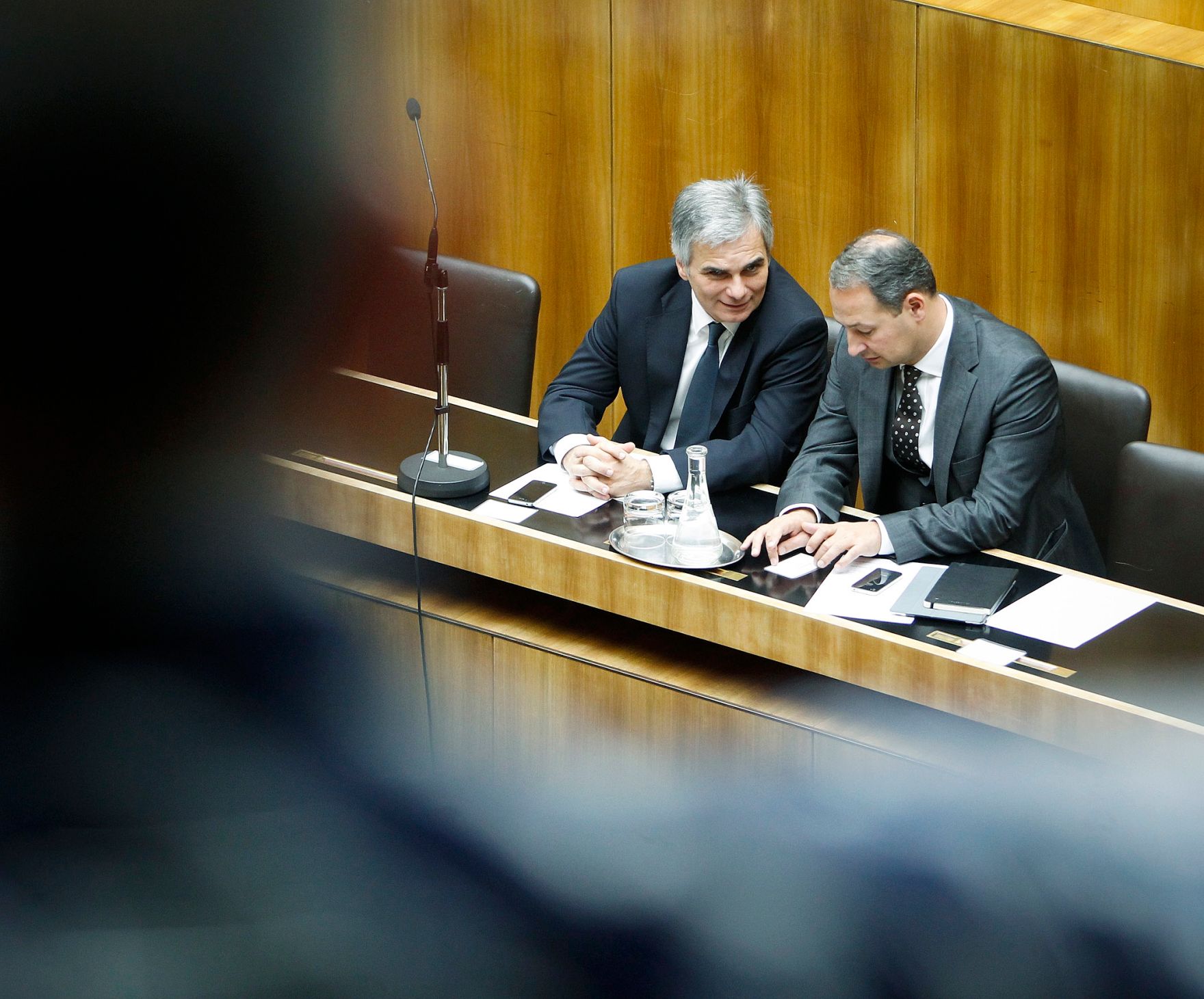 Am 13. November 2012 sprach Bundeskanzler Werner Faymann (l.) in der Aktuellen Europastunde bei der Nationalratssitzung im Parlament zum Thema &quot;H&ouml;here EU-Beitr&auml;ge&quot;. Im Bild mit Staatssekret&auml;r Andreas Schieder (r.).