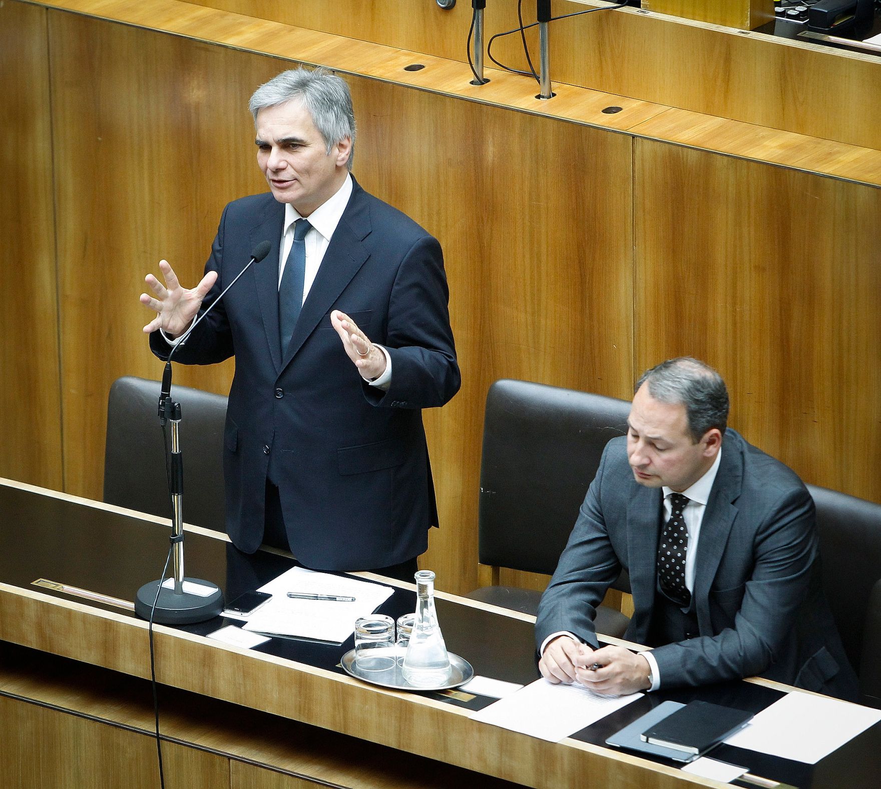 Am 13. November 2012 sprach Bundeskanzler Werner Faymann (l.) in der Aktuellen Europastunde bei der Nationalratssitzung im Parlament zum Thema &quot;H&ouml;here EU-Beitr&auml;ge&quot;. Im Bild mit Staatssekret&auml;r Andreas Schieder (r.).