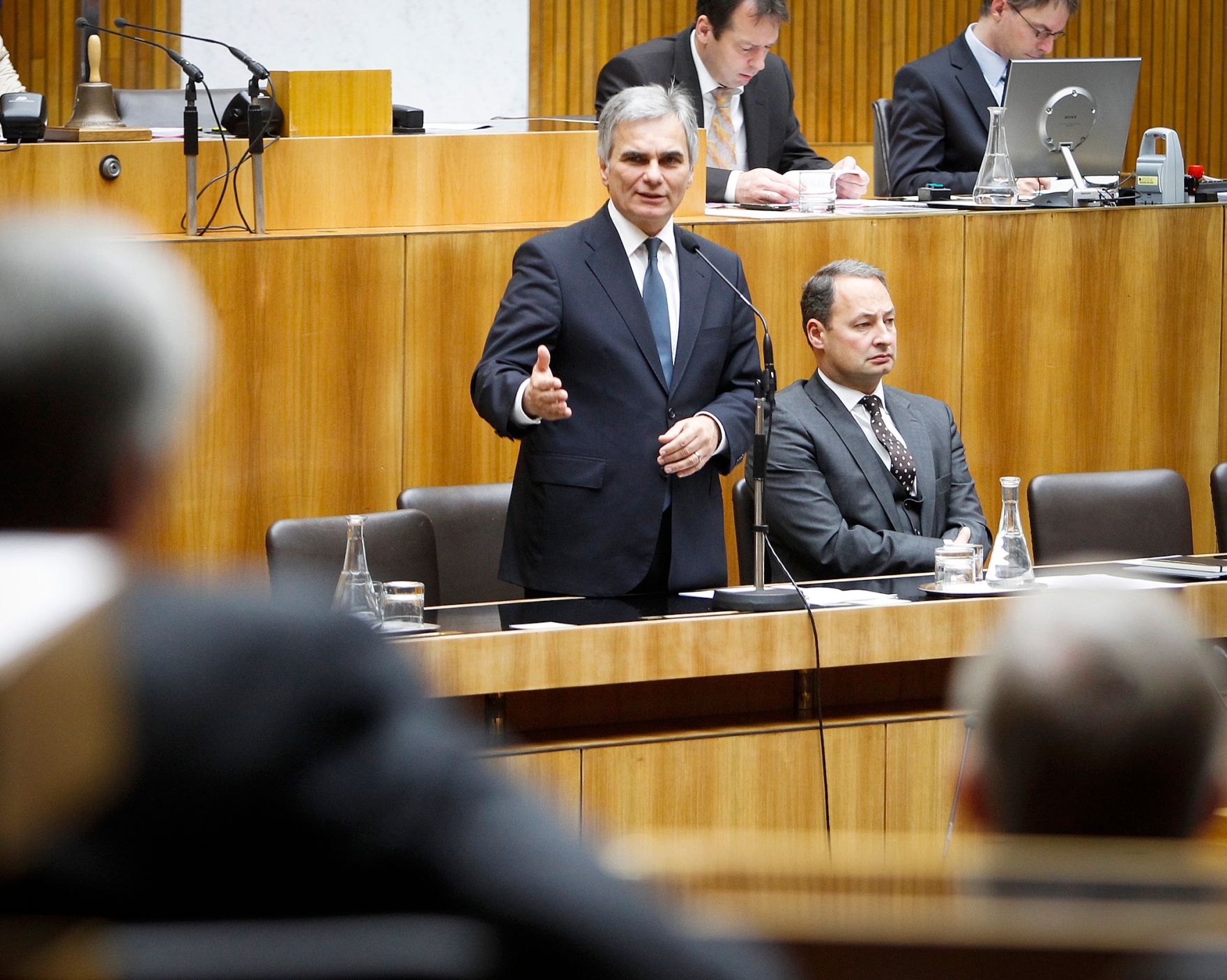 Am 13. November 2012 sprach Bundeskanzler Werner Faymann (l.) in der Aktuellen Europastunde bei der Nationalratssitzung im Parlament zum Thema &quot;H&ouml;here EU-Beitr&auml;ge&quot;. Im Bild mit Staatssekret&auml;r Andreas Schieder (r.).