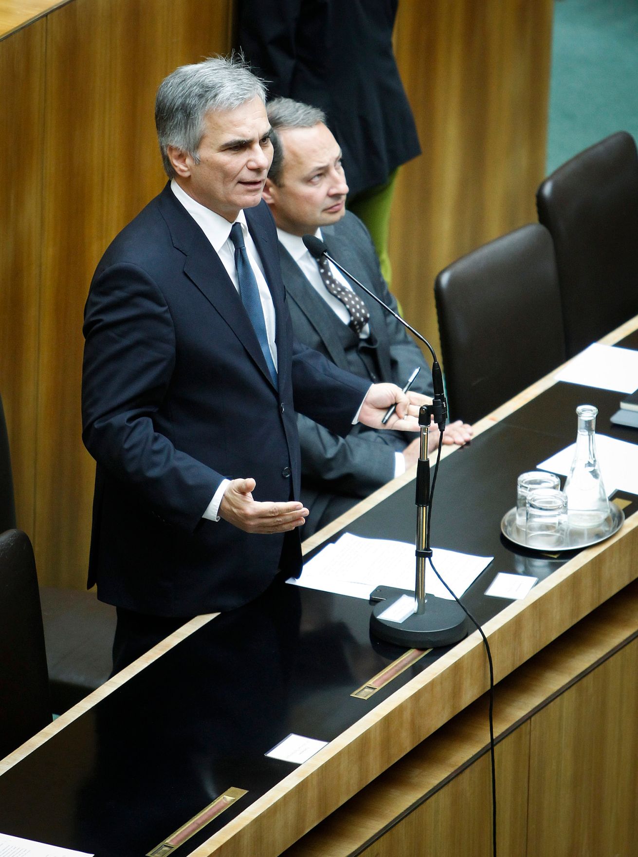 Am 13. November 2012 sprach Bundeskanzler Werner Faymann (l.) in der Aktuellen Europastunde bei der Nationalratssitzung im Parlament zum Thema &quot;H&ouml;here EU-Beitr&auml;ge&quot;. Im Bild mit Staatssekret&auml;r Andreas Schieder (r.).