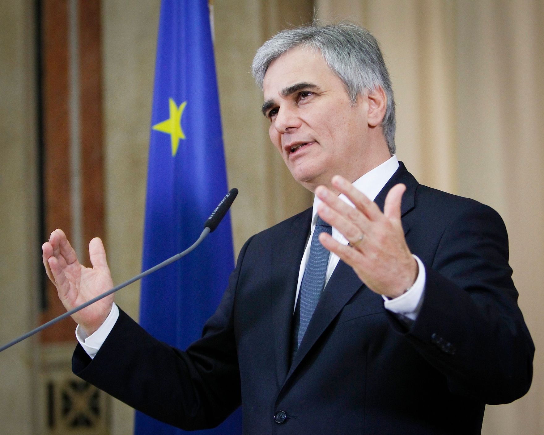 Bundeskanzler Werner Faymann beim Pressefoyer nach dem Ministerrat am 13. November 2012 im Parlament.