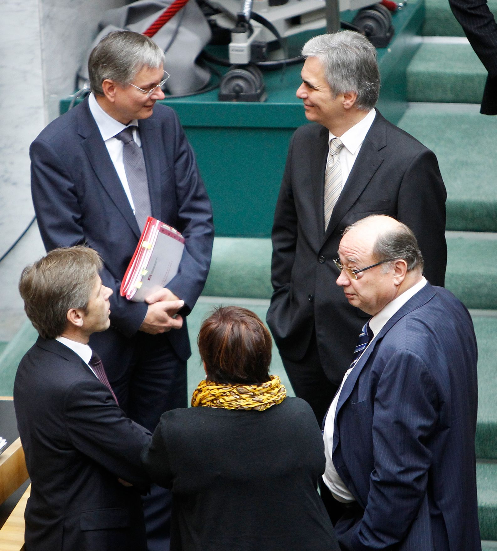 Am 14. November 2012 sprach Bundeskanzler Werner Faymann in der Aktuellen Debatte im Nationalrat zum Thema &quot;Bundesfinanzrahmengesetz 2013 bis 2016&quot; im Parlament. Im Bild Bundeskanzler Werner Faymann (r.) mit Gesundheitsminister Alois St&ouml;ger (l.).