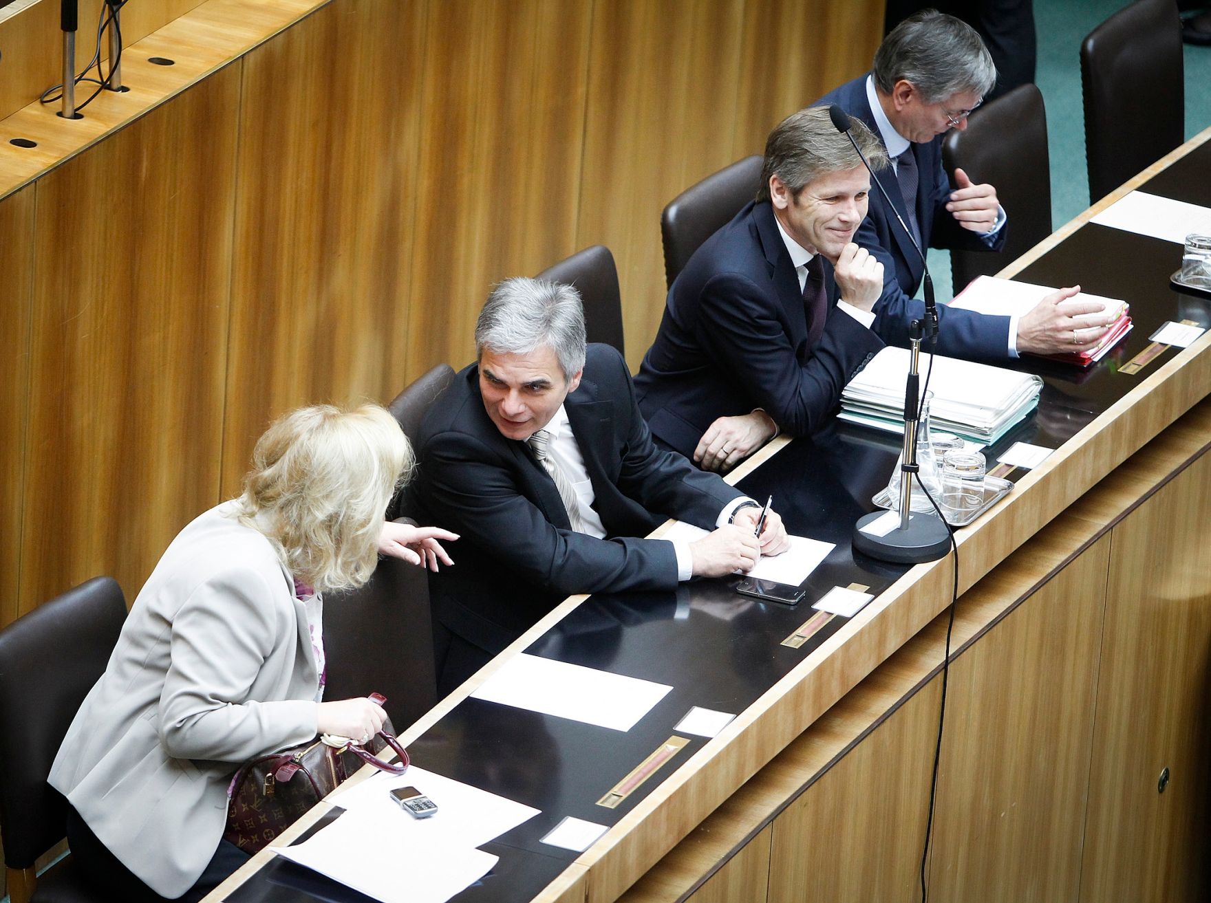 Am 14. November 2012 sprach Bundeskanzler Werner Faymann in der Aktuellen Debatte im Nationalrat zum Thema &quot;Bundesfinanzrahmengesetz 2013 bis 2016&quot; im Parlament. Im Bild Bundeskanzler Werner Faymann (m.l.) mit Finanzministerin Maria Fekter (l.), Staatssekret&auml;r Josef Ostermayer (m.r.) und Gesundheitsminister Alois St&ouml;ger (r.).