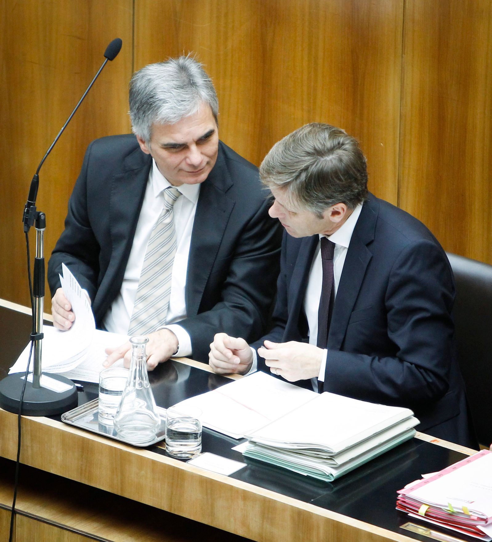 Am 14. November 2012 sprach Bundeskanzler Werner Faymann in der Aktuellen Debatte im Nationalrat zum Thema &quot;Bundesfinanzrahmengesetz 2013 bis 2016&quot; im Parlament. Im Bild Bundeskanzler Werner Faymann (l.) mit Staatsekret&auml;r Josef Ostermayer (r.).