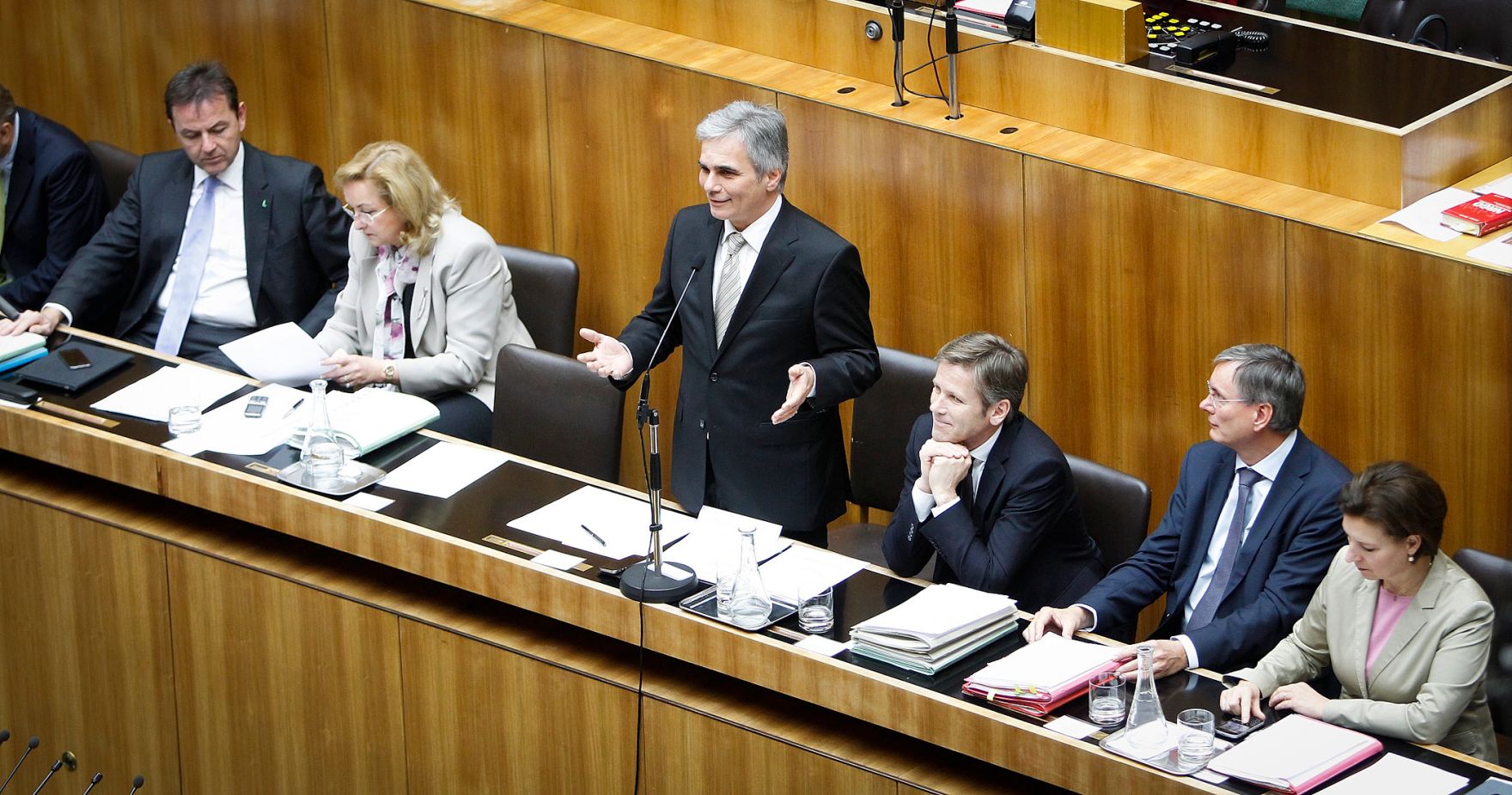 Am 14. November 2012 sprach Bundeskanzler Werner Faymann in der Aktuellen Debatte im Nationalrat zum Thema &quot;Bundesfinanzrahmengesetz 2013 bis 2016&quot; im Parlament. Im Bild (v.l.n.r.) Landwirtschaftsminister Nikolaus Berlakovich, Finanzministerin Maria Fekter, Bundeskanzler Werner Faymann, Staatssekret&auml;r Josef Ostermayer, Gesundheitsminister Alois St&ouml;ger und Frauenministerin Gabriele Heinisch-Hosek.