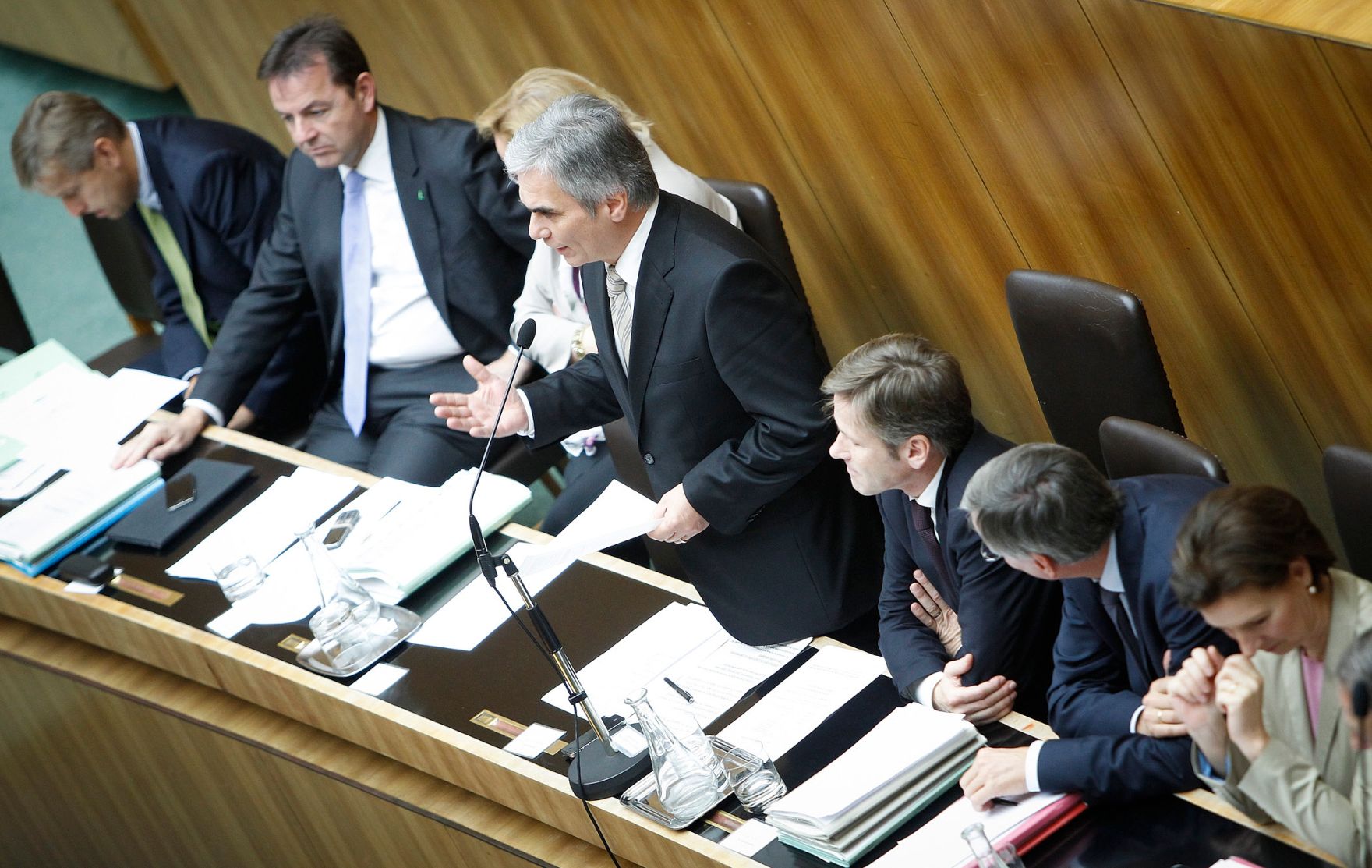 Am 14. November 2012 sprach Bundeskanzler Werner Faymann in der Aktuellen Debatte im Nationalrat zum Thema &quot;Bundesfinanzrahmengesetz 2013 bis 2016&quot; im Parlament. Im Bild (v.l.n.r.) Staatssekret&auml;r Reinhold Lopatka, Landwirtschaftsminister Nikolaus Berlakovich, Finanzministerin Maria Fekter, Bundeskanzler Werner Faymann, Staatssekret&auml;r Josef Ostermayer, Gesundheitsminister Alois St&ouml;ger und Frauenministerin Gabriele Heinisch-Hosek.