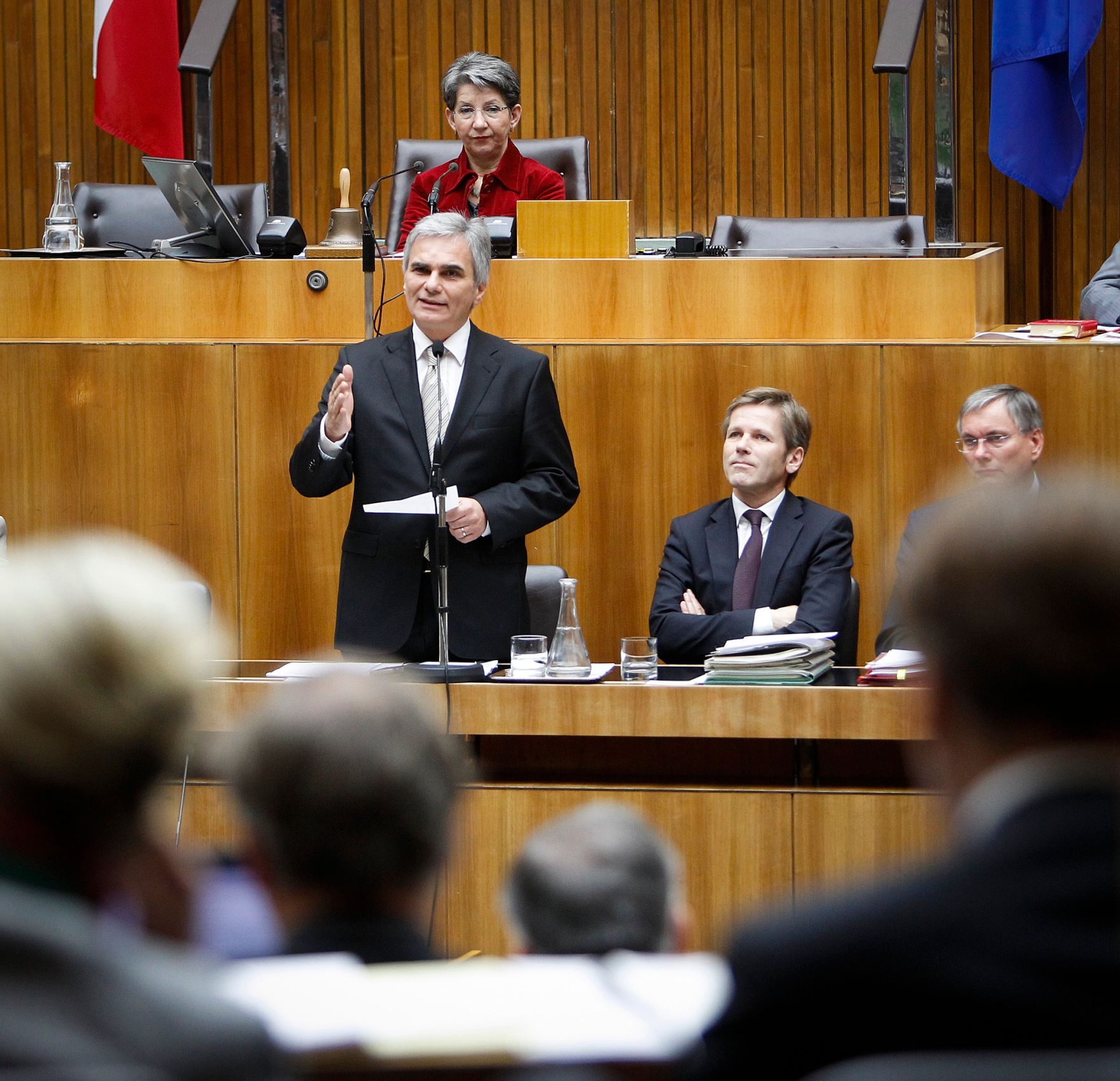 Am 14. November 2012 sprach Bundeskanzler Werner Faymann in der Aktuellen Debatte im Nationalrat zum Thema &quot;Bundesfinanzrahmengesetz 2013 bis 2016&quot; im Parlament. Im Bild Bundeskanzler Werner Faymann (l.) mit Staatssekret&auml;r Josef Ostermayer (m.) und Gesundheitsminister Alois St&ouml;ger (r.).