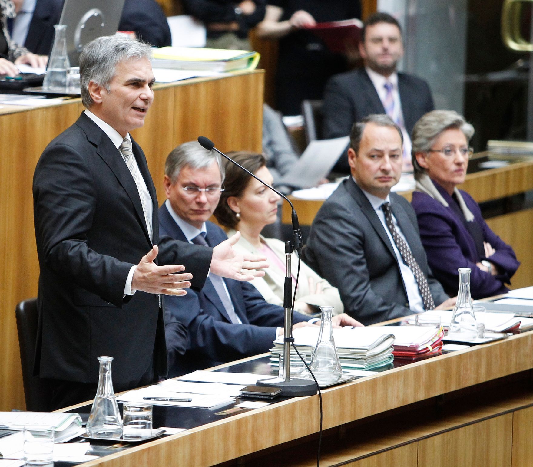 Am 14. November 2012 sprach Bundeskanzler Werner Faymann in der Aktuellen Debatte im Nationalrat zum Thema &quot;Bundesfinanzrahmengesetz 2013 bis 2016&quot; im Parlament. Im Bild (v.l.n.r.) Bundeskanzler Werner Faymann, Gesundheitsminister Alois St&ouml;ger, Frauenministerin Gabriele Heinisch-Hosek, Staatssekret&auml;r Andreas Schieder und Unterrichtsministerin Claudia Schmied.