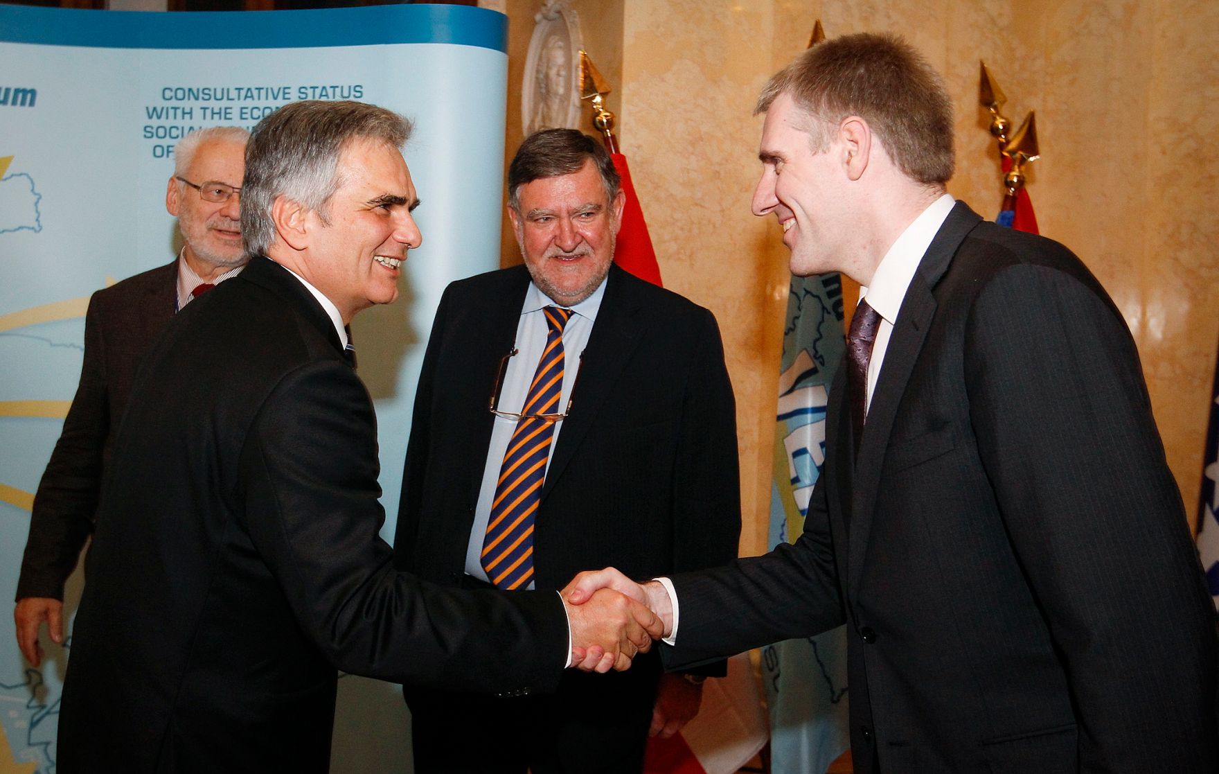 Am 19. November 2012 hielt der Bundeskanzler eine Rede bei dem Vienna Economic Forum im Palais Nieder&ouml;sterreich. Im Bild Bundeskanzler Werner Faymann (l.) mit Montenegros Premierminister Igor Luksic (r.) und dem Vorstandsvorsitzenden der Raiffeisen Bank International Herbert Stepic (m.).