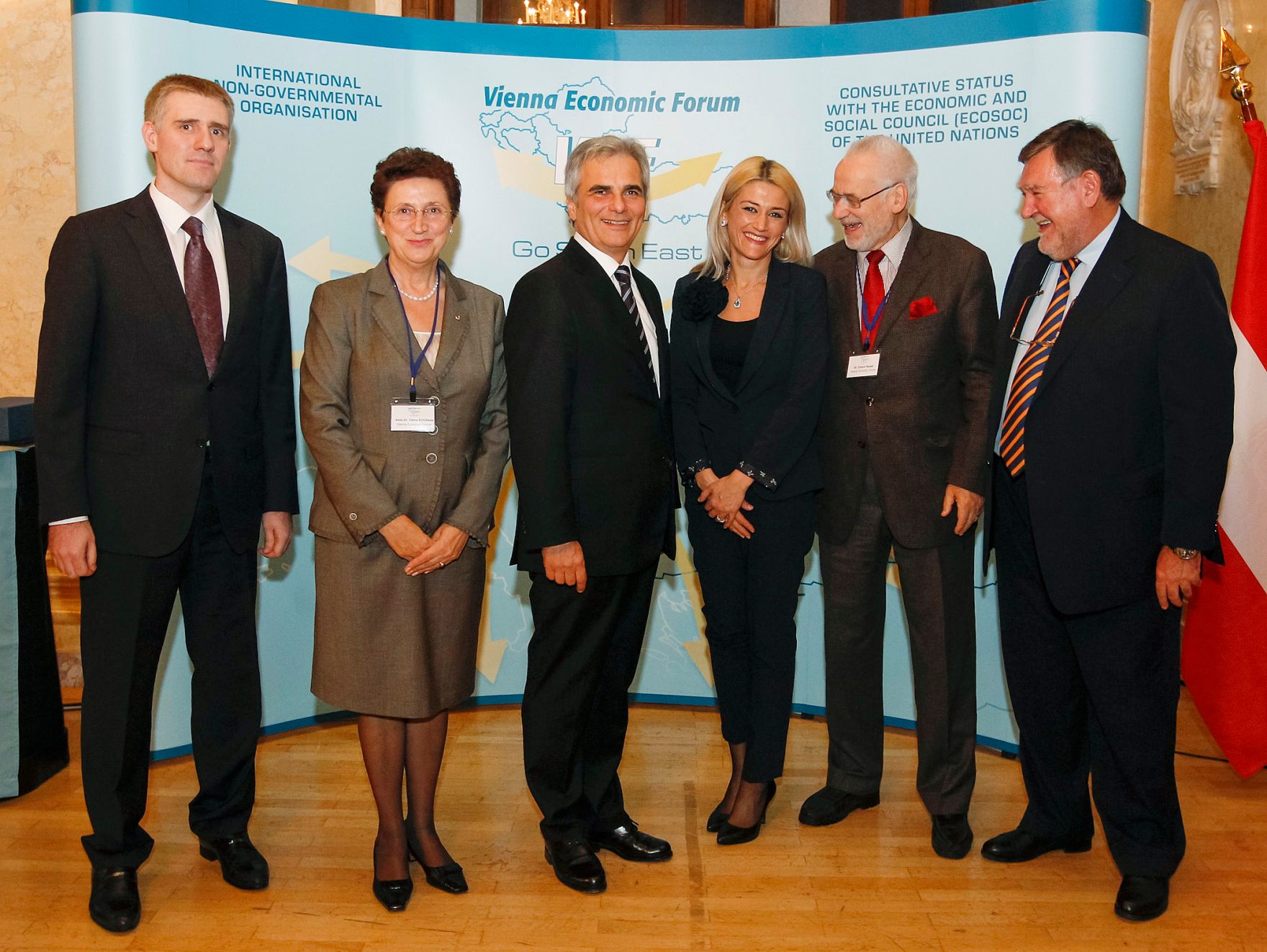 Am 19. November 2012 hielt der Bundeskanzler eine Rede bei dem Vienna Economic Forum im Palais Nieder&ouml;sterreich. Im Bild (v.l.n.r.) Montenegros Premierminister Igor Luksic, die Generalsekret&auml;rin des Vienna Economic Forum Elena Kirtcheva, der Bundeskanzler Werner Faymann, die Stellvertretende Ministerpr&auml;sidentin und Ministerin f&uuml;r Handel und Industrie des Kosovos Mimoza Kusari-Llila, der Pr&auml;sident des Vienna Economic Forum Erhard Busek und der Vorstandsvorsitzende der Raiffeisen Bank International Herbert Stepic.