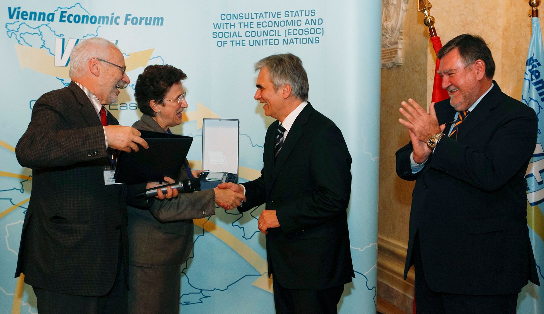Am 19. November 2012 hielt der Bundeskanzler eine Rede bei dem Vienna Economic Forum im Palais Nieder&ouml;sterreich. Im Bild Bundeskanzler Werner Faymann (m.r.) mit dem Pr&auml;sidenten des Vienna Economic Forum Erhard Busek (l.), dem Vorstandsvorsitzenden der Raiffeisen Bank International Herbert Stepic (r.) und die Generalsekret&auml;rin des Vienna Economic Forum Elena Kirtcheva (m.l.).