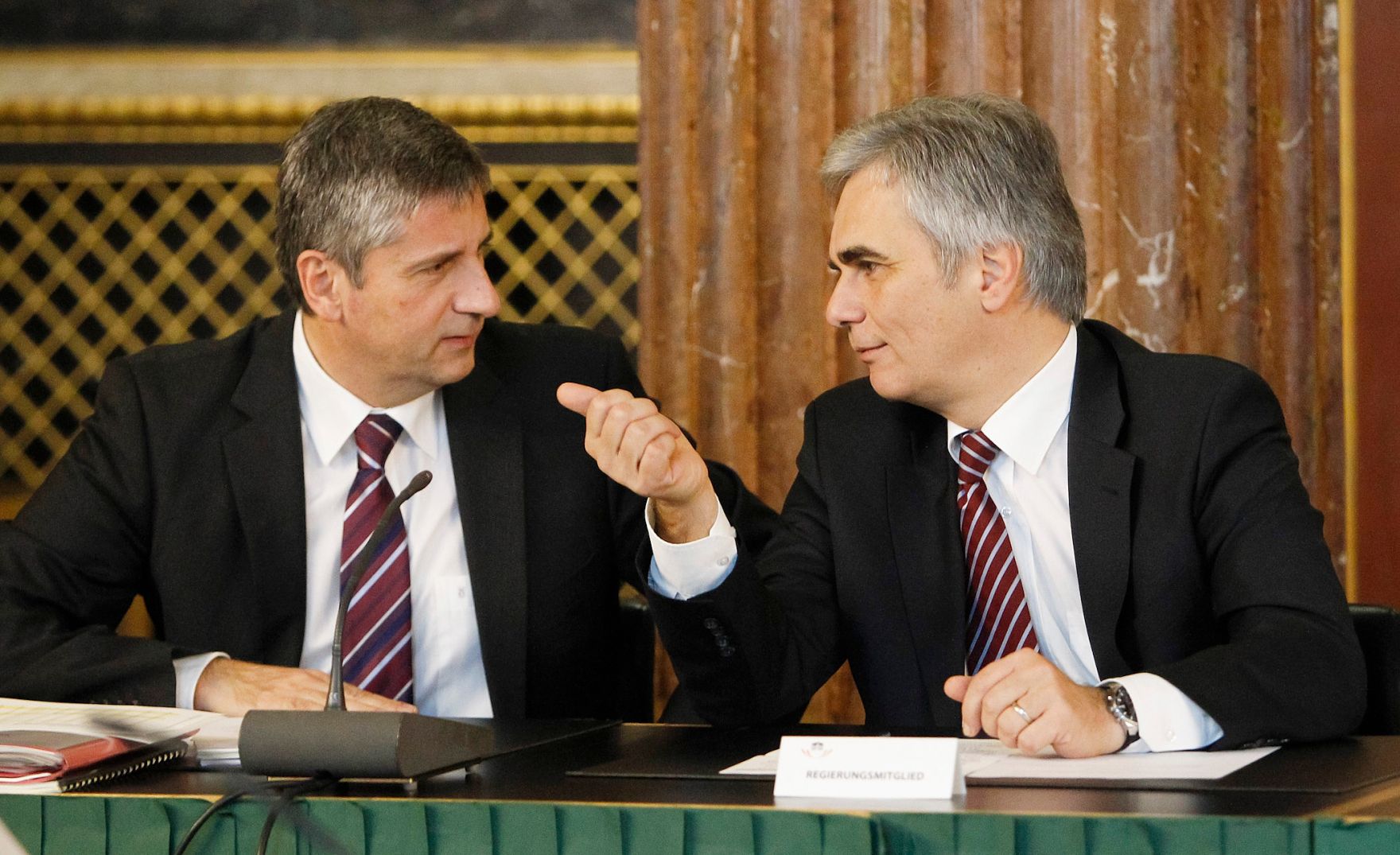 Am 20. November 2012 sprach der Bundeskanzler beim EU-Hauptausschuss im Parlament. Im Bild Bundeskanzler Werner Faymann (r.) mit Au&szlig;enminister und Vizekanzler Michael Spindelegger (l.).