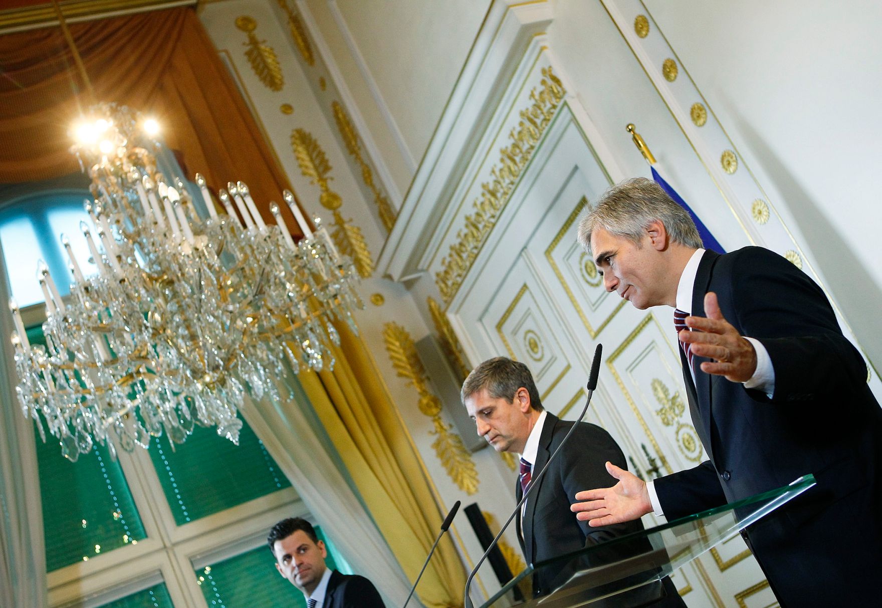 Bundeskanzler Werner Faymann (r.) mit Au&szlig;enminister und Vizekanzler Michael Spindelegger (l.) beim Pressefoyer nach dem Ministerrat am 20. November 2012 im Bundeskanzleramt.