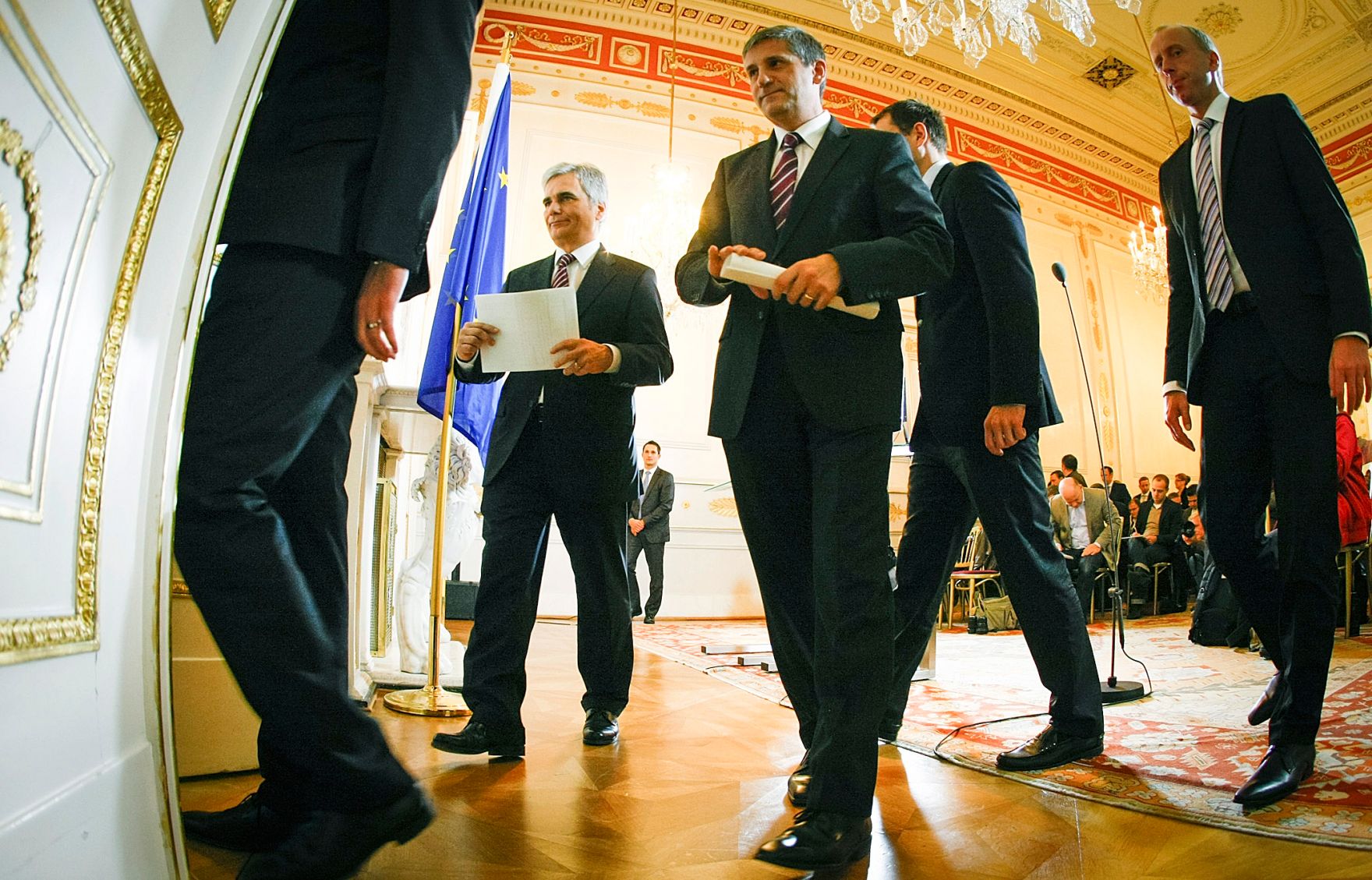 Bundeskanzler Werner Faymann mit Au&szlig;enminister und Vizekanzler Michael Spindelegger beim Pressefoyer nach dem Ministerrat am 20. November 2012 im Bundeskanzleramt.