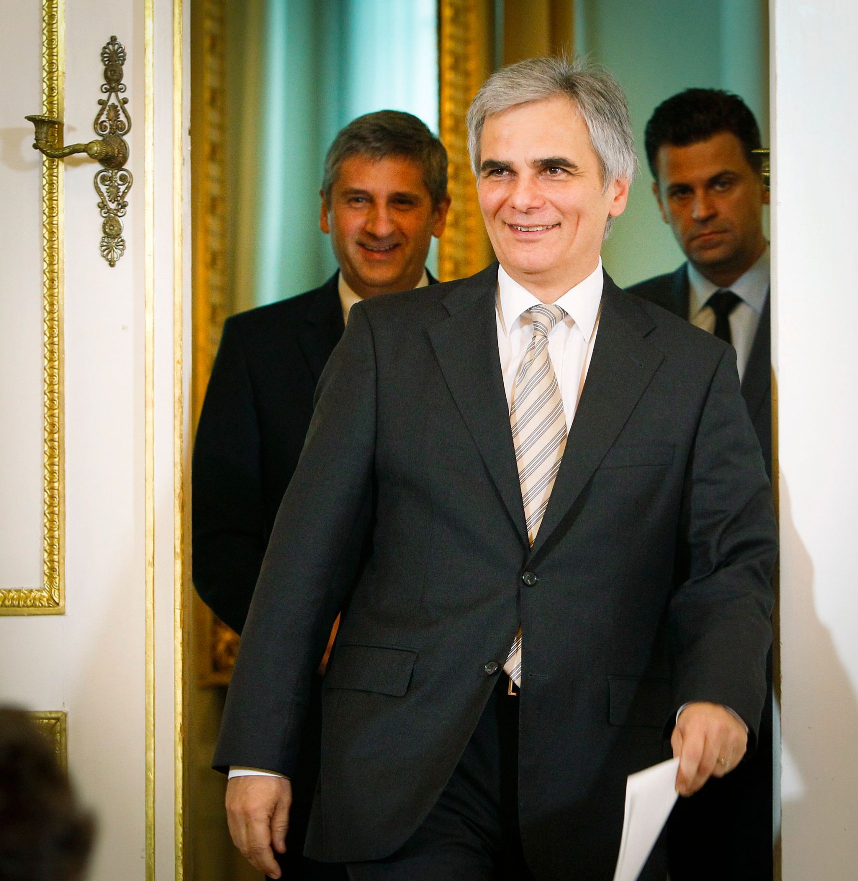 Bundeskanzler Werner Faymann (r.) mit Au&szlig;enminister und Vizekanzler Michael Spindelegger (l.) beim Pressefoyer nach dem Ministerrat am 27. November 2012 im Bundeskanzleramt.