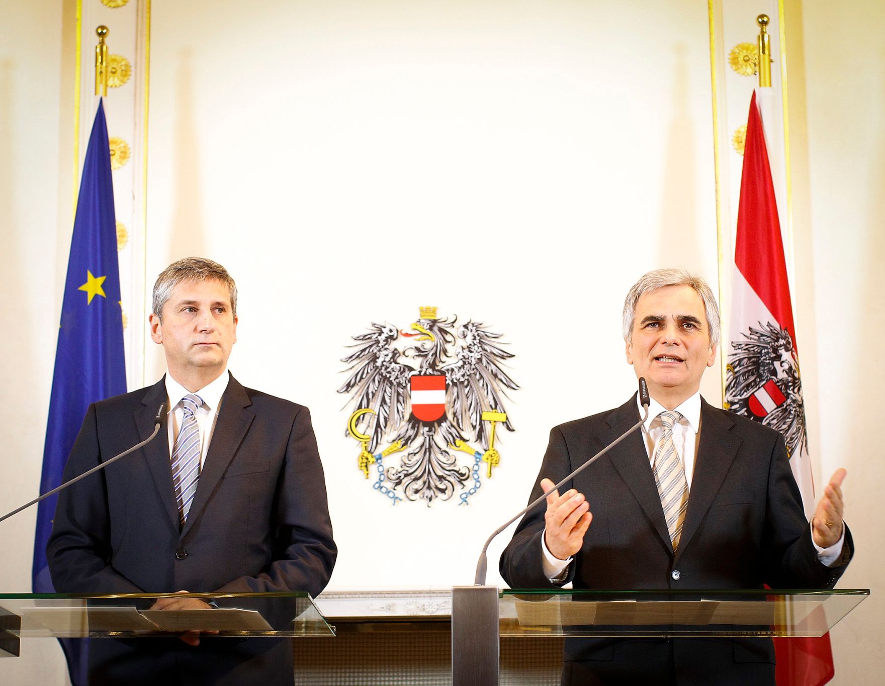 Bundeskanzler Werner Faymann (r.) mit Au&szlig;enminister und Vizekanzler Michael Spindelegger (l.) beim Pressefoyer nach dem Ministerrat am 27. November 2012 im Bundeskanzleramt.