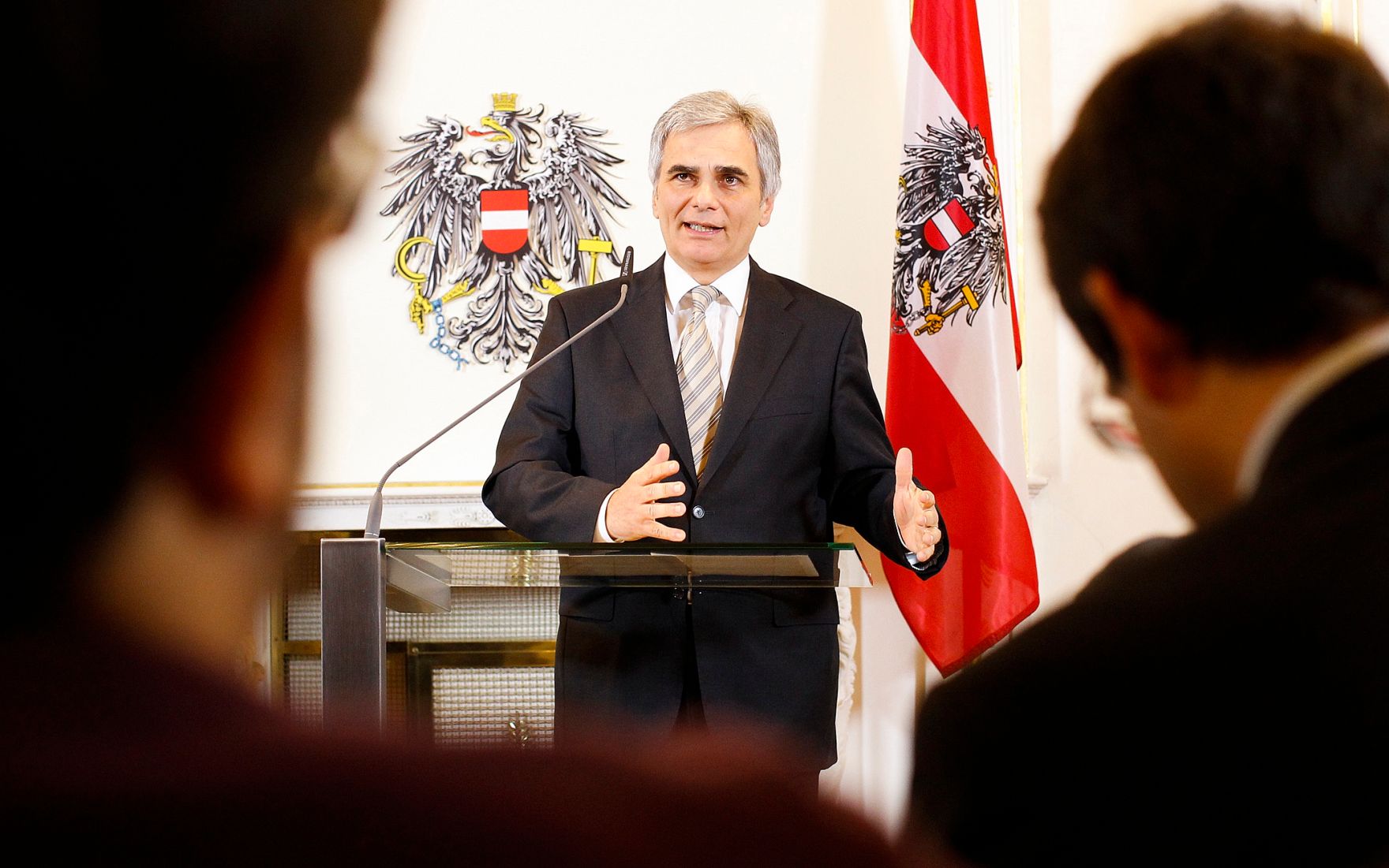 Bundeskanzler Werner Faymann beim Pressefoyer nach dem Ministerrat am 27. November 2012 im Bundeskanzleramt.