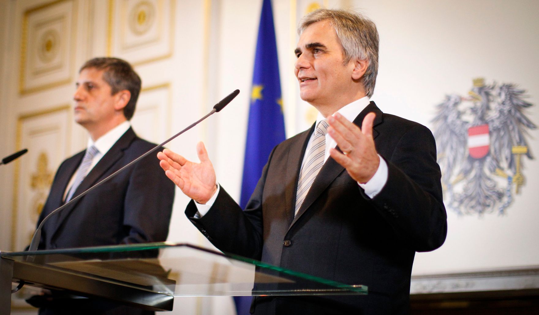 Bundeskanzler Werner Faymann (r.) mit Au&szlig;enminister und Vizekanzler Michael Spindelegger (l.) beim Pressefoyer nach dem Ministerrat am 27. November 2012 im Bundeskanzleramt.