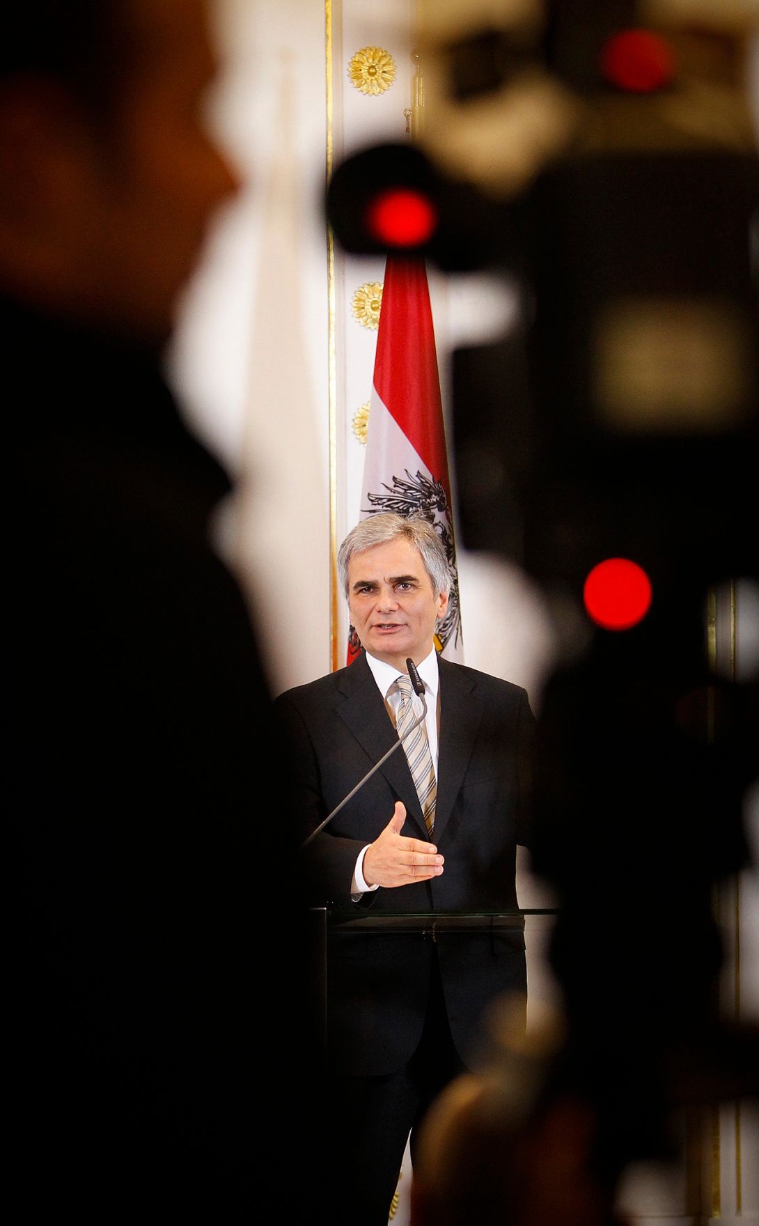 Bundeskanzler Werner Faymann beim Pressefoyer nach dem Ministerrat am 27. November 2012 im Bundeskanzleramt.