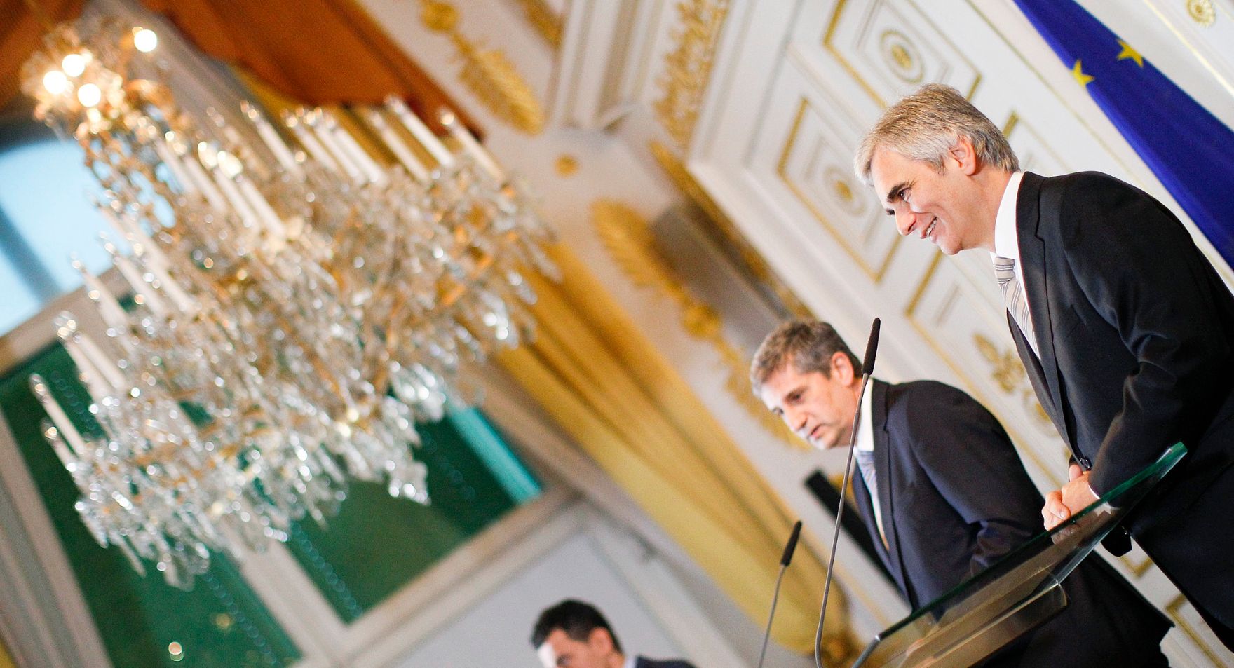 Bundeskanzler Werner Faymann (r.) mit Au&szlig;enminister und Vizekanzler Michael Spindelegger (l.) beim Pressefoyer nach dem Ministerrat am 27. November 2012 im Bundeskanzleramt.