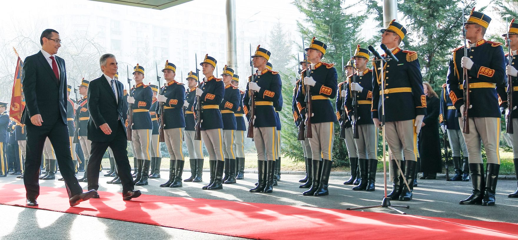 Am 28. November 2012 traf Bundeskanzler Werner Faymann (r.) den rum&auml;nischen Premierminister Victor Ponta (l.) im Rahmen des offiziellen Arbeitsbesuchs in Rum&auml;nien.