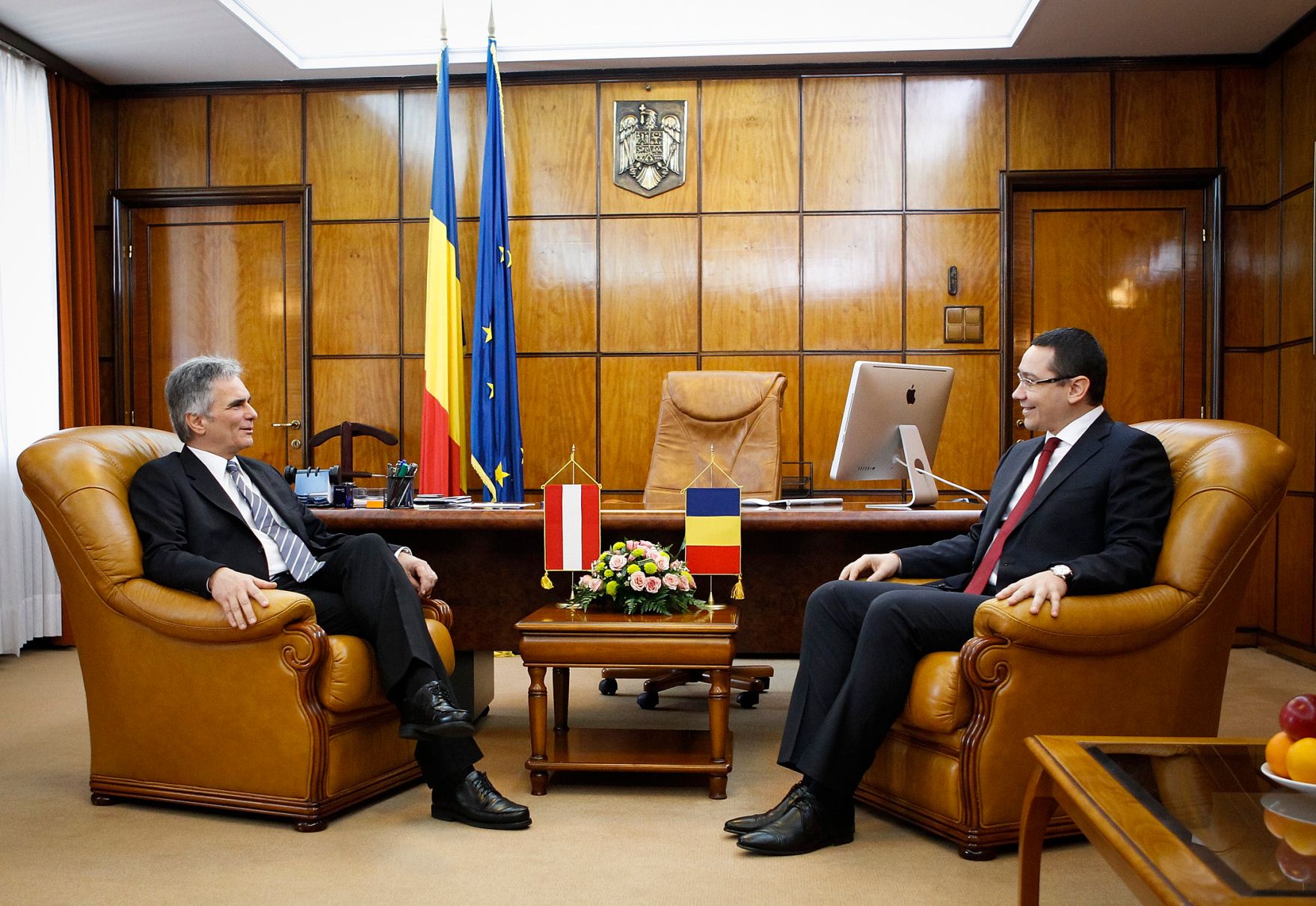Am 28. November 2012 traf Bundeskanzler Werner Faymann (l.) den rum&auml;nischen Premierminister Victor Ponta (r.) im Rahmen des offiziellen Arbeitsbesuchs in Rum&auml;nien.