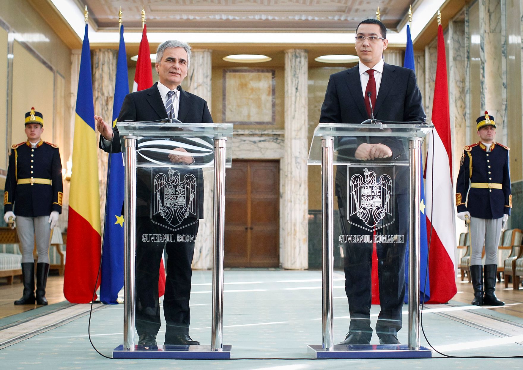 Am 28. November 2012 traf Bundeskanzler Werner Faymann (l.) den rum&auml;nischen Premierminister Victor Ponta (r.) im Rahmen des offiziellen Arbeitsbesuchs in Rum&auml;nien.