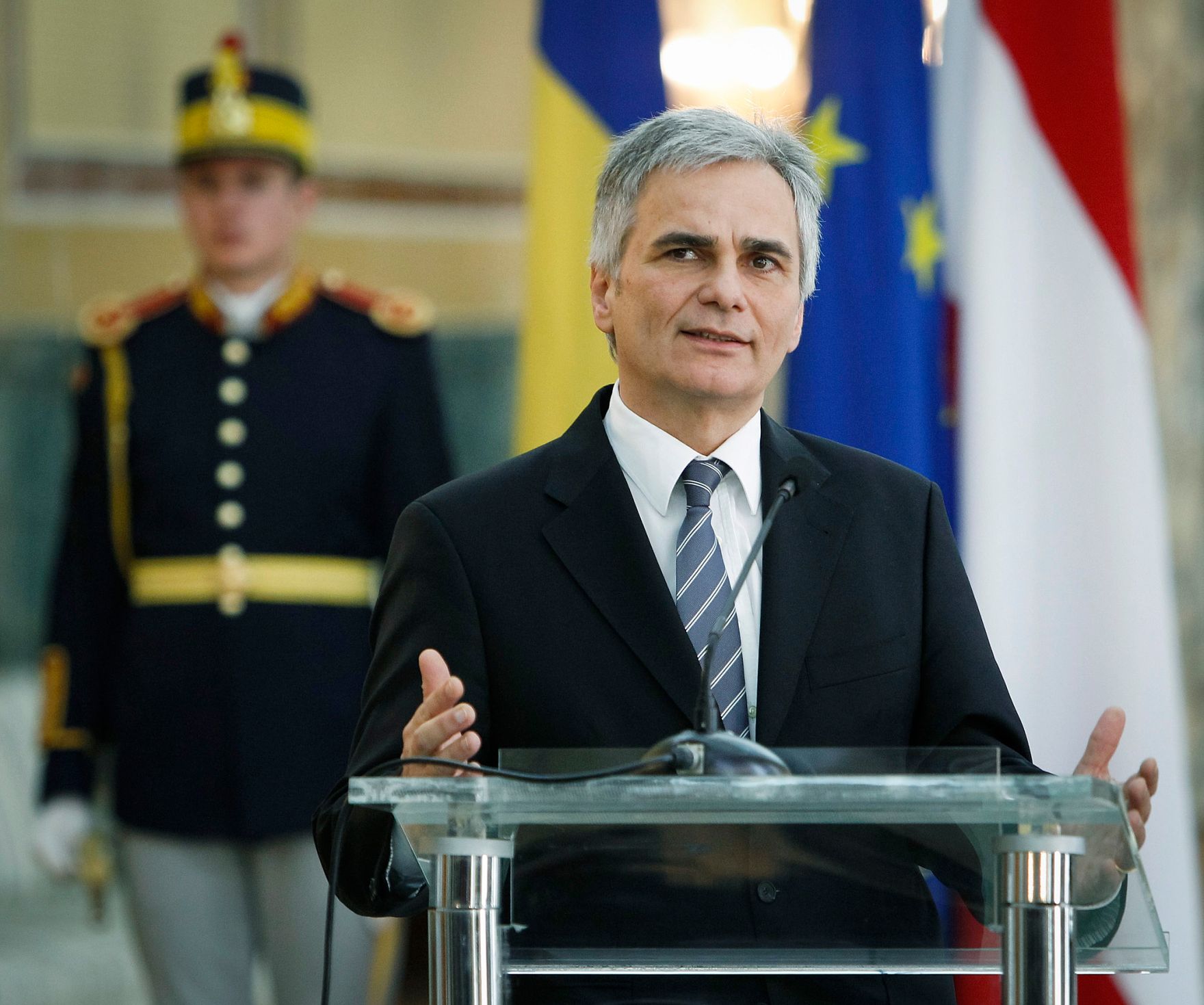 Am 28. November 2012 traf Bundeskanzler Werner Faymann (im Bild) den rum&auml;nischen Premierminister Victor Ponta im Rahmen des offiziellen Arbeitsbesuchs in Rum&auml;nien.