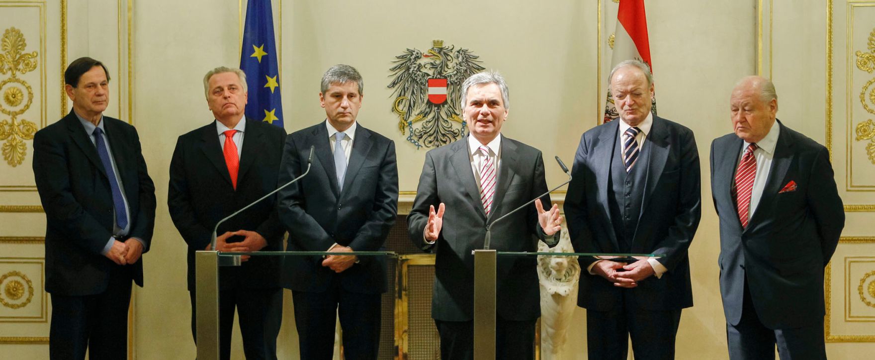 Am 3. Dezember 2012 fanden im Bundeskanzleramt Gespr&auml;che zwischen Vertretern der &ouml;sterreichischen Bundesregierung und des Seniorenrates zu den Pensionsanpassungen statt. Im Bild (v.l.n.r.) Stv. Pr&auml;sidiumsmitglied des Seniorenrates Hannes Bauer, Sozialminister Rudolf Hundstorfer, Vizekanzler und Au&szlig;enminister Michael Spindelegger, Bundeskanzler Werner Faymann und die Pr&auml;sidenten des Seniorenrates Andreas Khol und Karl Blecha bei dem anschlie&szlig;enden Pressestatement.