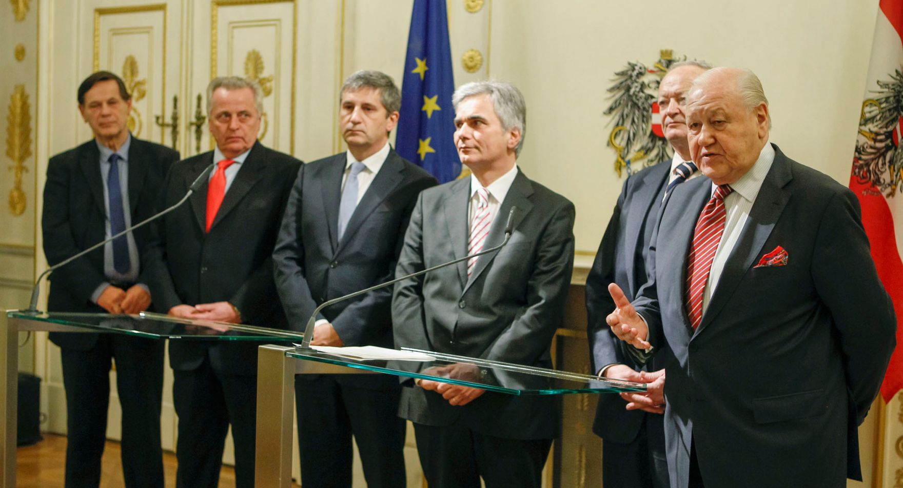 Am 3. Dezember 2012 fanden im Bundeskanzleramt Gespr&auml;che zwischen Vertretern der &ouml;sterreichischen Bundesregierung und des Seniorenrates zu den Pensionsanpassungen statt. Im Bild (v.l.n.r.) Stv. Pr&auml;sidiumsmitglied des Seniorenrates Hannes Bauer, Sozialminister Rudolf Hundstorfer, Vizekanzler und Au&szlig;enminister Michael Spindelegger, Bundeskanzler Werner Faymann und die Pr&auml;sidenten des Seniorenrates Andreas Khol und Karl Blecha bei dem anschlie&szlig;enden Pressestatement.