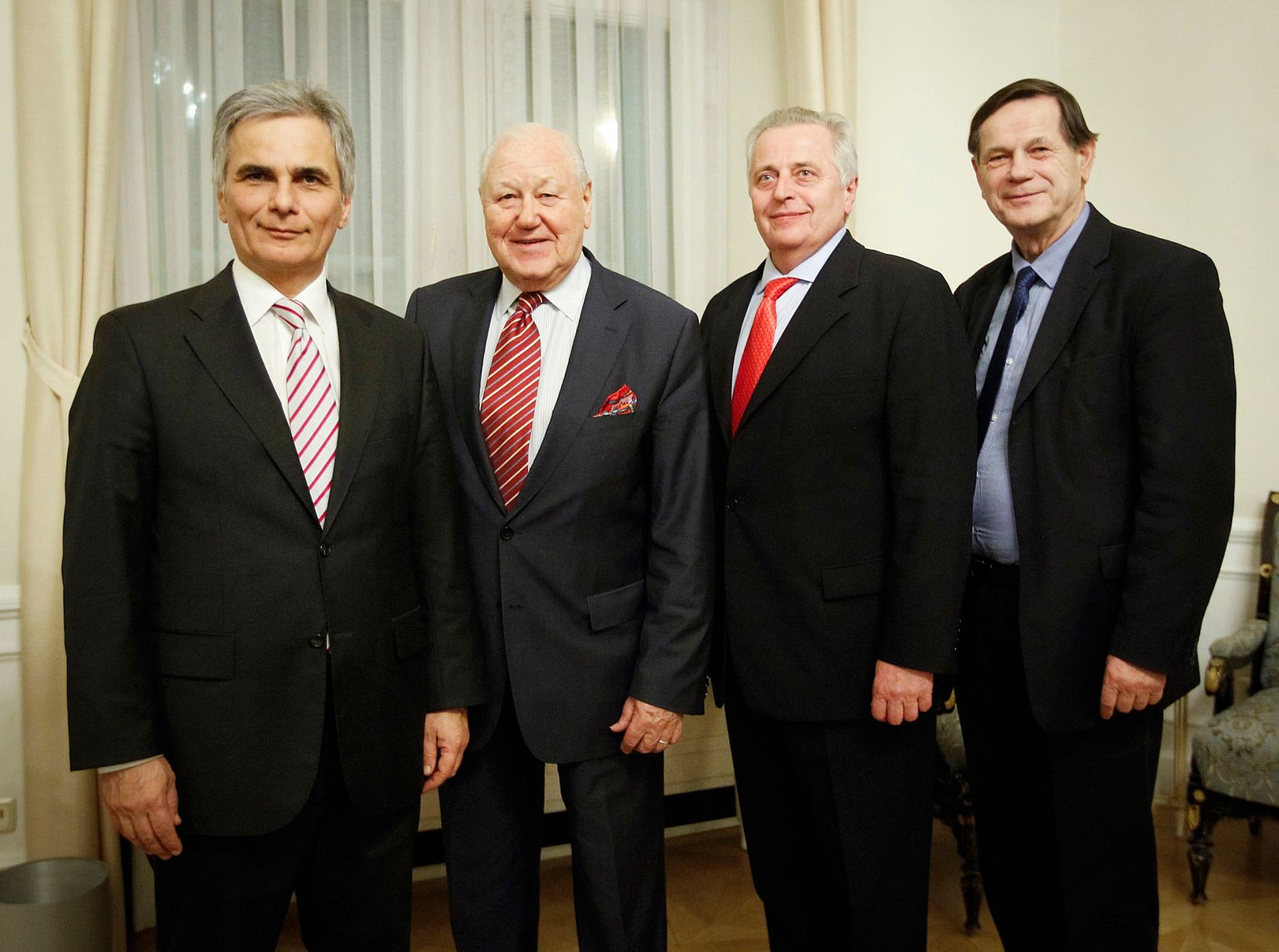 Am 3. Dezember 2012 fanden im Bundeskanzleramt Gespr&auml;che zwischen Vertretern der &ouml;sterreichischen Bundesregierung und des Seniorenrates zu den Pensionsanpassungen statt. Im Bild (v.l.n.r.)Bundeskanzler Werner Faymann, der Pr&auml;sident des Seniorenrates Karl Blecha, Sozialminister Rudolf Hundstorfer und Stv. Pr&auml;sidiumsmitglied des Seniorenrates Hannes Bauer bei dem anschlie&szlig;enden Pressestatement.