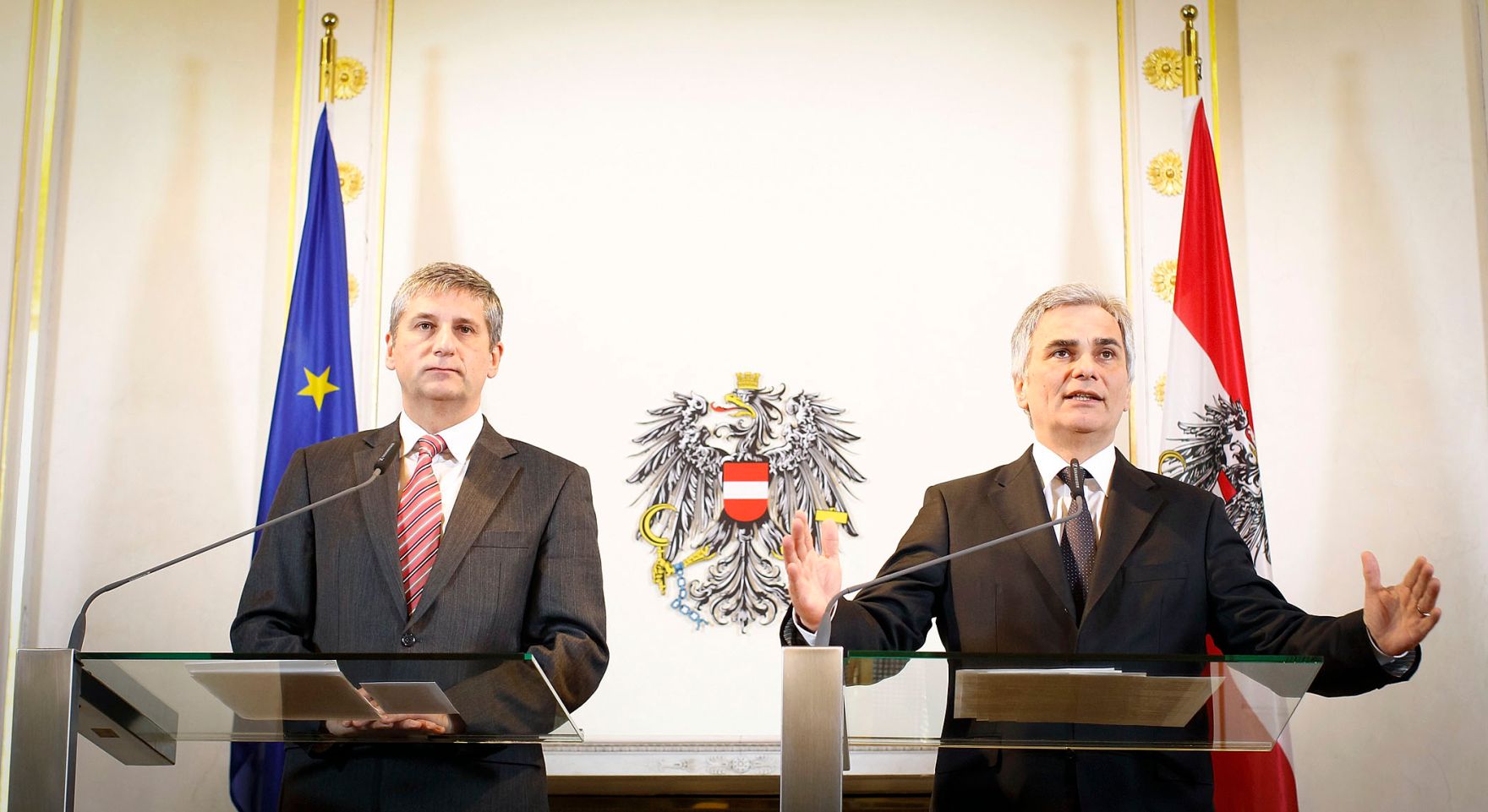 Bundeskanzler Werner Faymann (r.) mit Au&szlig;enminister und Vizekanzler Michael Spindelegger (l.) beim Pressefoyer nach dem Ministerrat am 4. Dezember 2012 im Bundeskanzleramt.