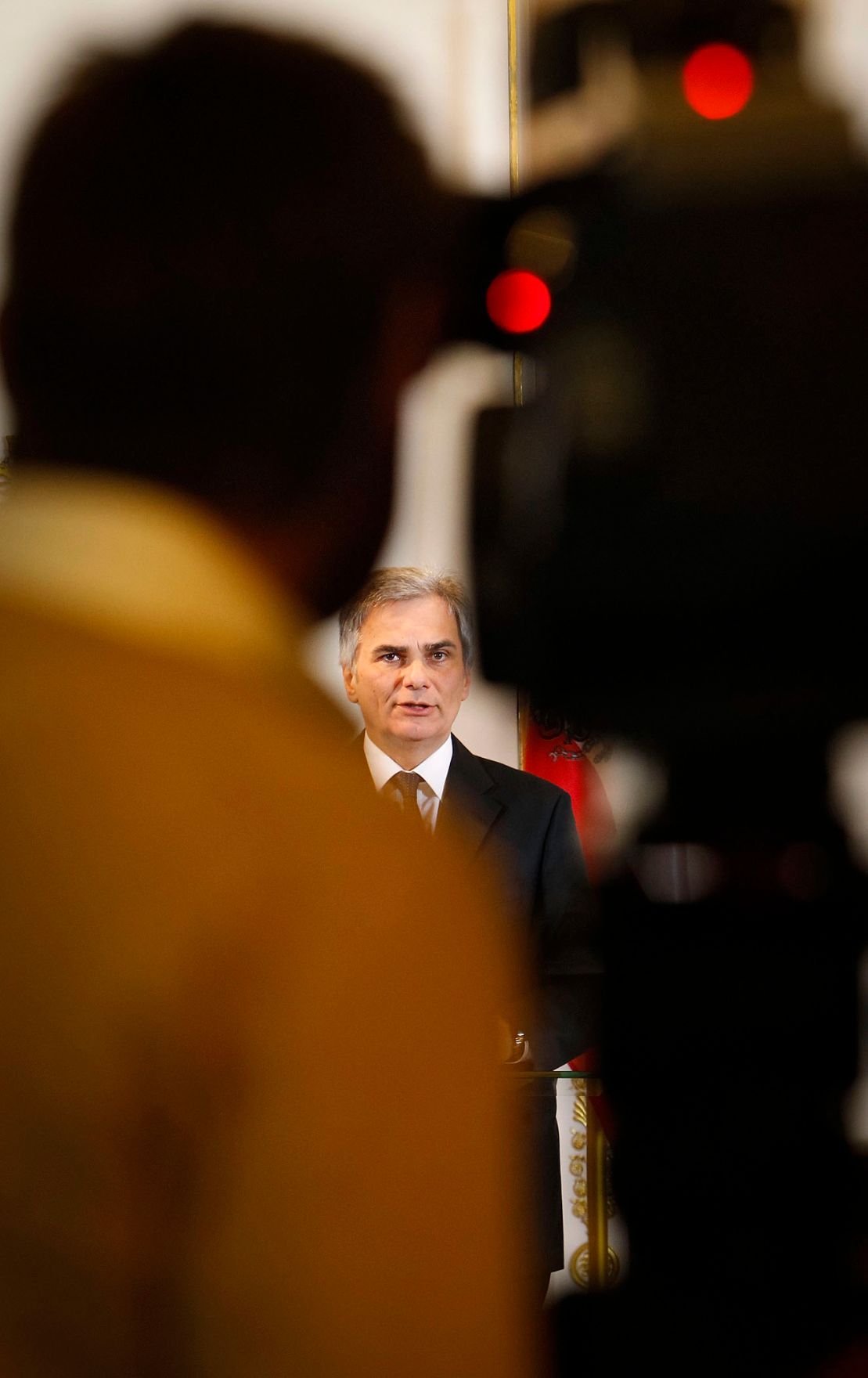 Bundeskanzler Werner Faymann beim Pressefoyer nach dem Ministerrat am 4. Dezember 2012 im Bundeskanzleramt.