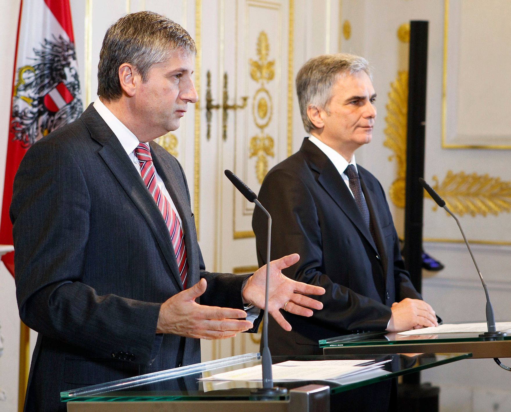 Bundeskanzler Werner Faymann (r.) mit Au&szlig;enminister und Vizekanzler Michael Spindelegger (l.) beim Pressefoyer nach dem Ministerrat am 4. Dezember 2012 im Bundeskanzleramt.