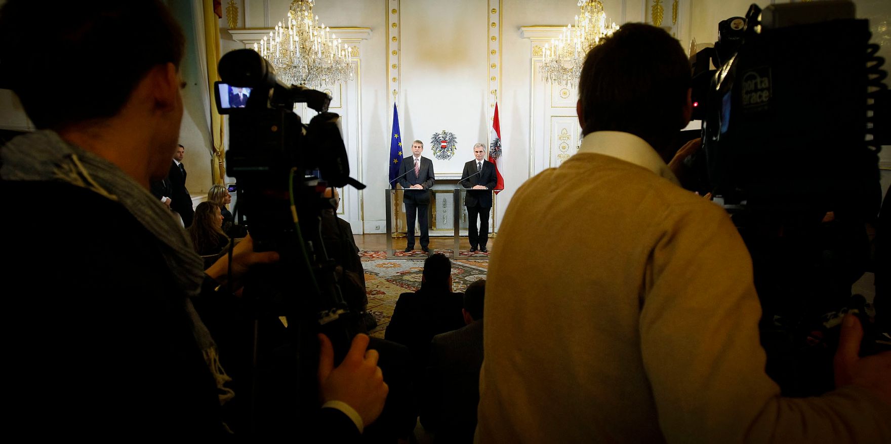 Bundeskanzler Werner Faymann (r.) mit Au&szlig;enminister und Vizekanzler Michael Spindelegger (l.) beim Pressefoyer nach dem Ministerrat am 4. Dezember 2012 im Bundeskanzleramt.