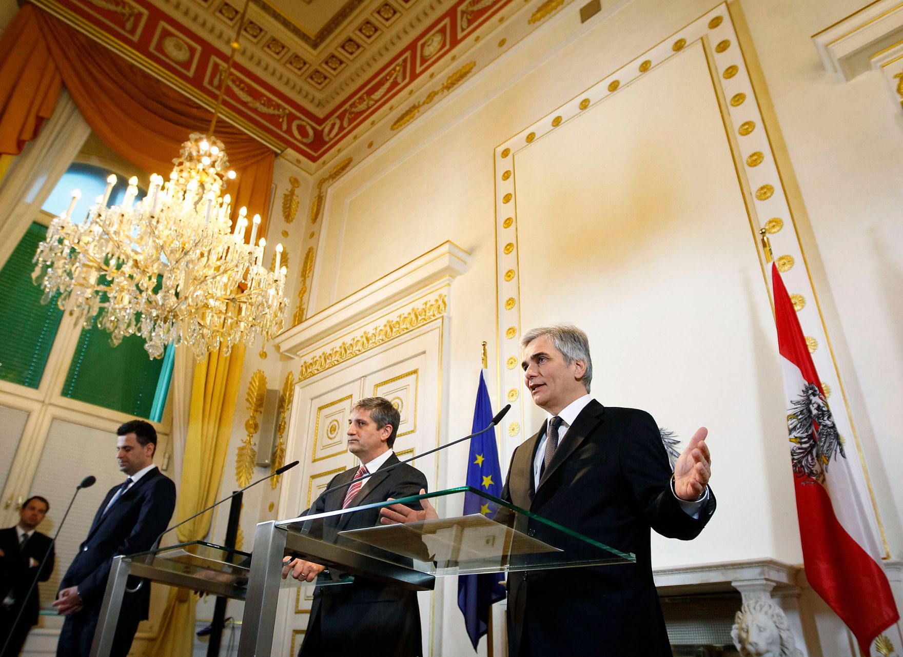 Bundeskanzler Werner Faymann (r.) mit Au&szlig;enminister und Vizekanzler Michael Spindelegger (l.) beim Pressefoyer nach dem Ministerrat am 4. Dezember 2012 im Bundeskanzleramt.