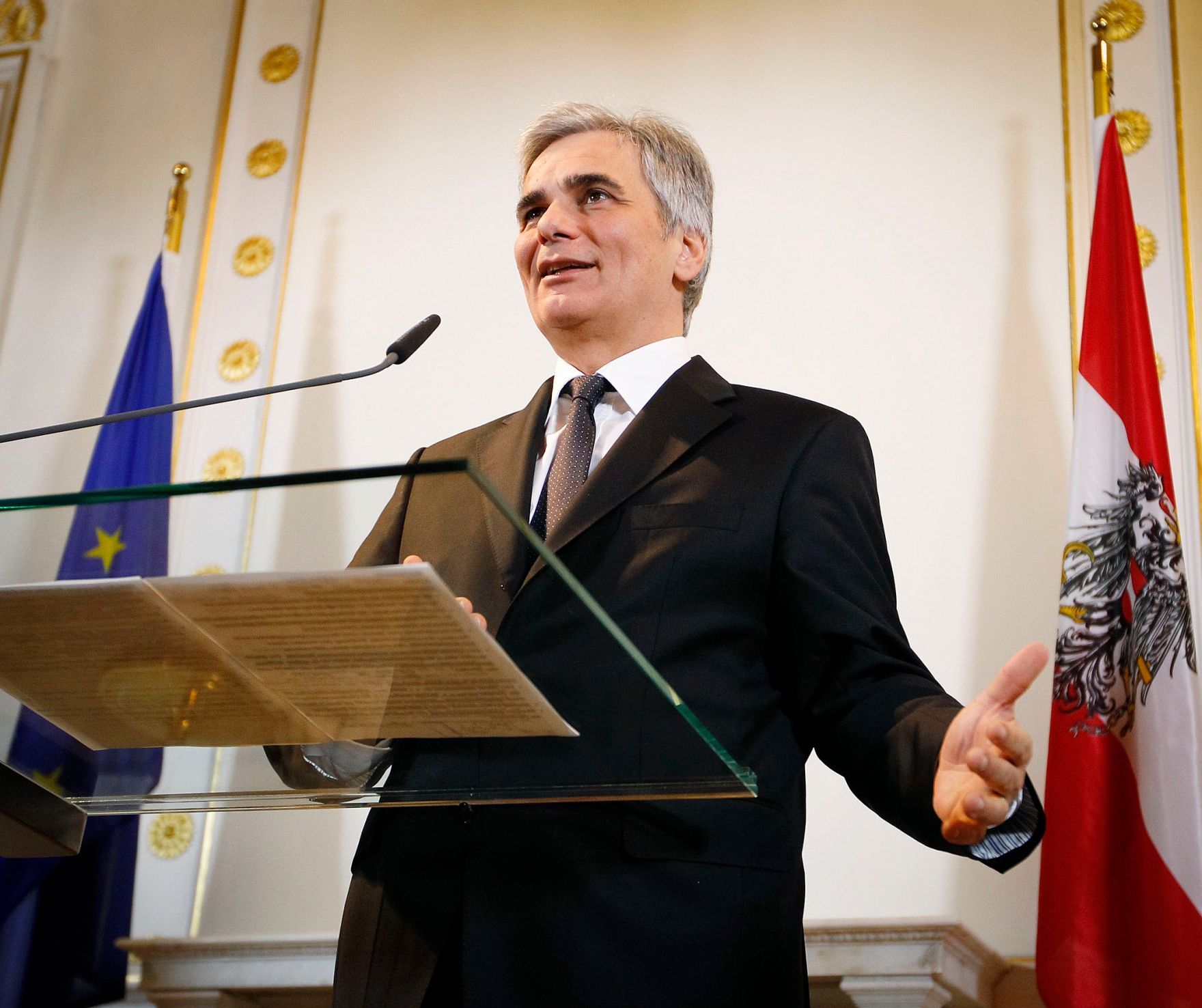 Bundeskanzler Werner Faymann beim Pressefoyer nach dem Ministerrat am 4. Dezember 2012 im Bundeskanzleramt.