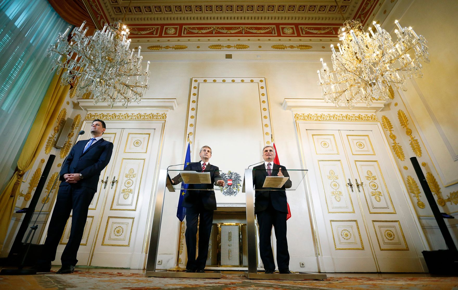 Bundeskanzler Werner Faymann (r.) mit Au&szlig;enminister und Vizekanzler Michael Spindelegger (l.) beim Pressefoyer nach dem Ministerrat am 10. Dezember 2012 im Bundeskanzleramt.