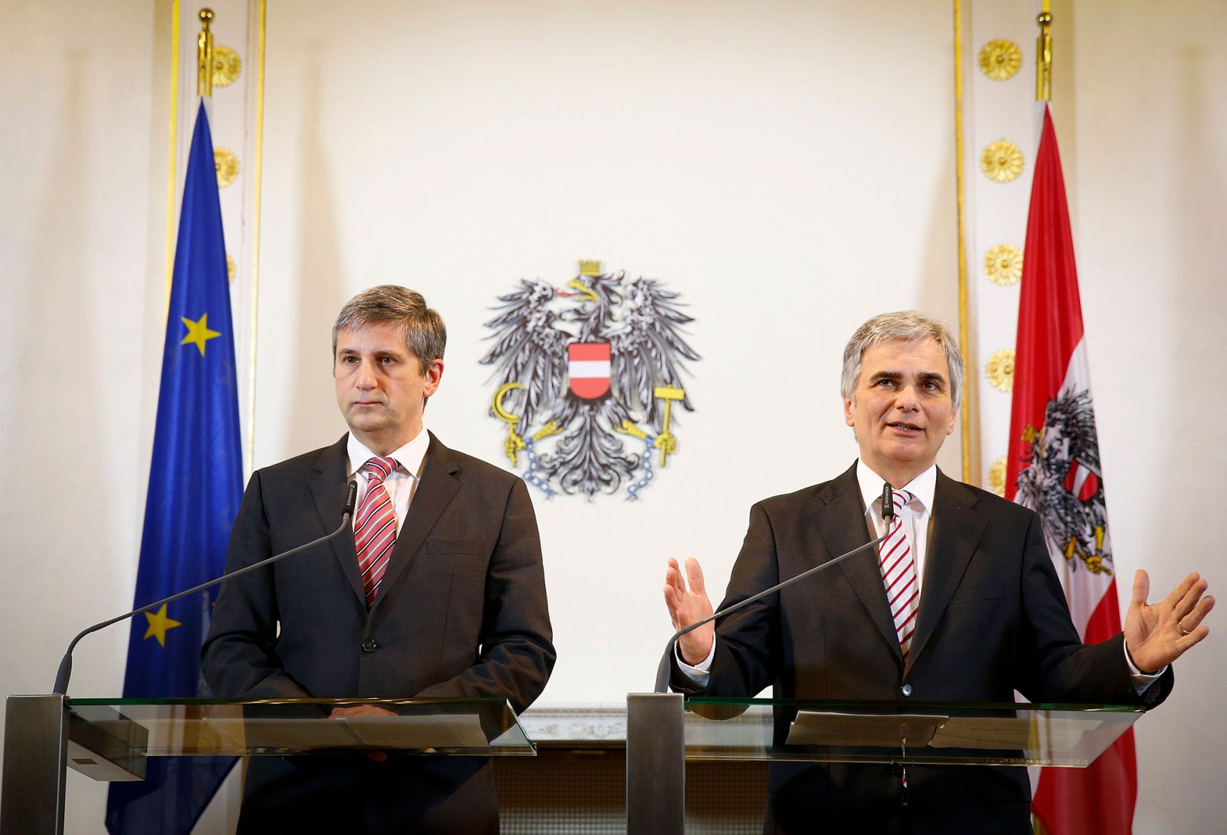 Bundeskanzler Werner Faymann (r.) mit Au&szlig;enminister und Vizekanzler Michael Spindelegger (l.) beim Pressefoyer nach dem Ministerrat am 18. Dezember 2012 im Bundeskanzleramt.